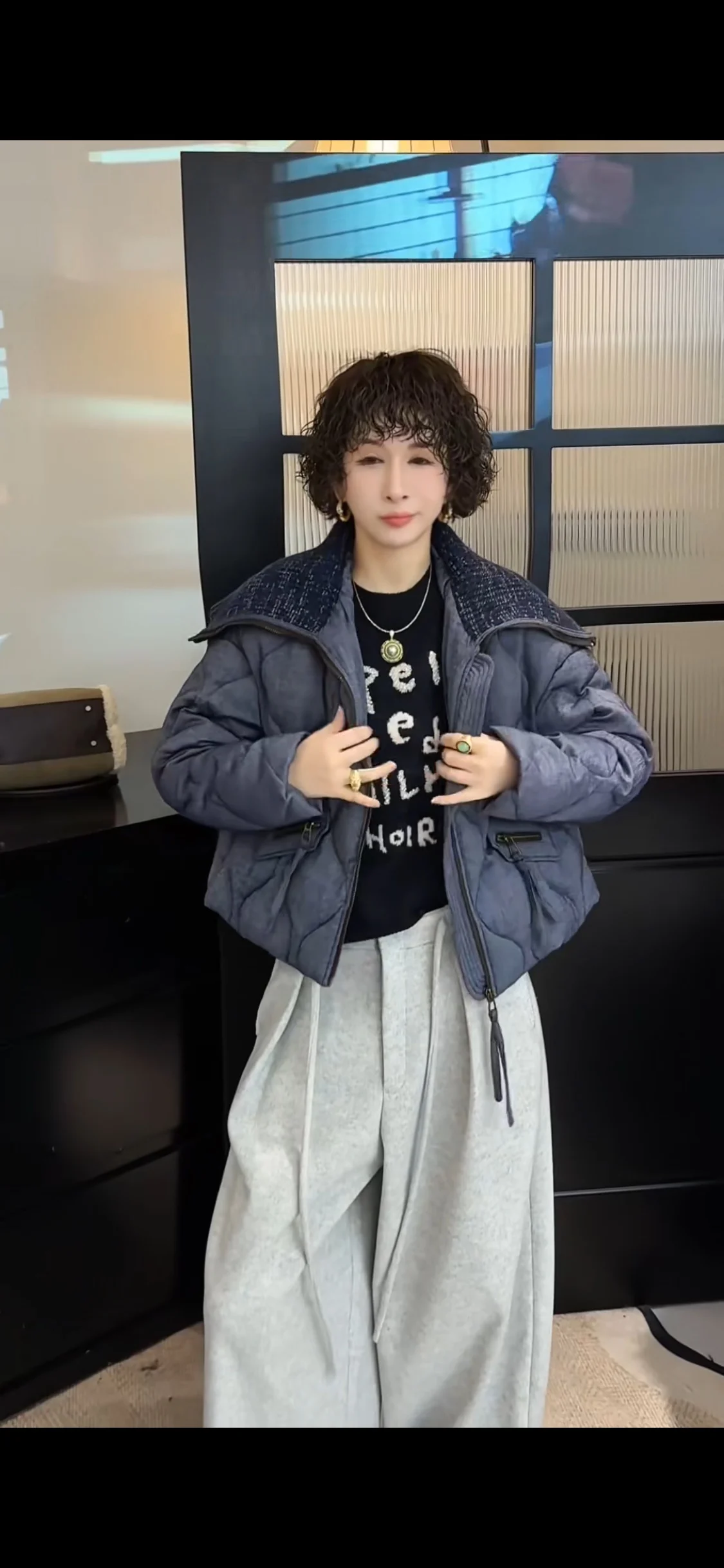 

Модная повседневная свободная женская пуховая куртка 2025 года: новая европейская модель, универсальный дизайн, эффектная верхняя одежда