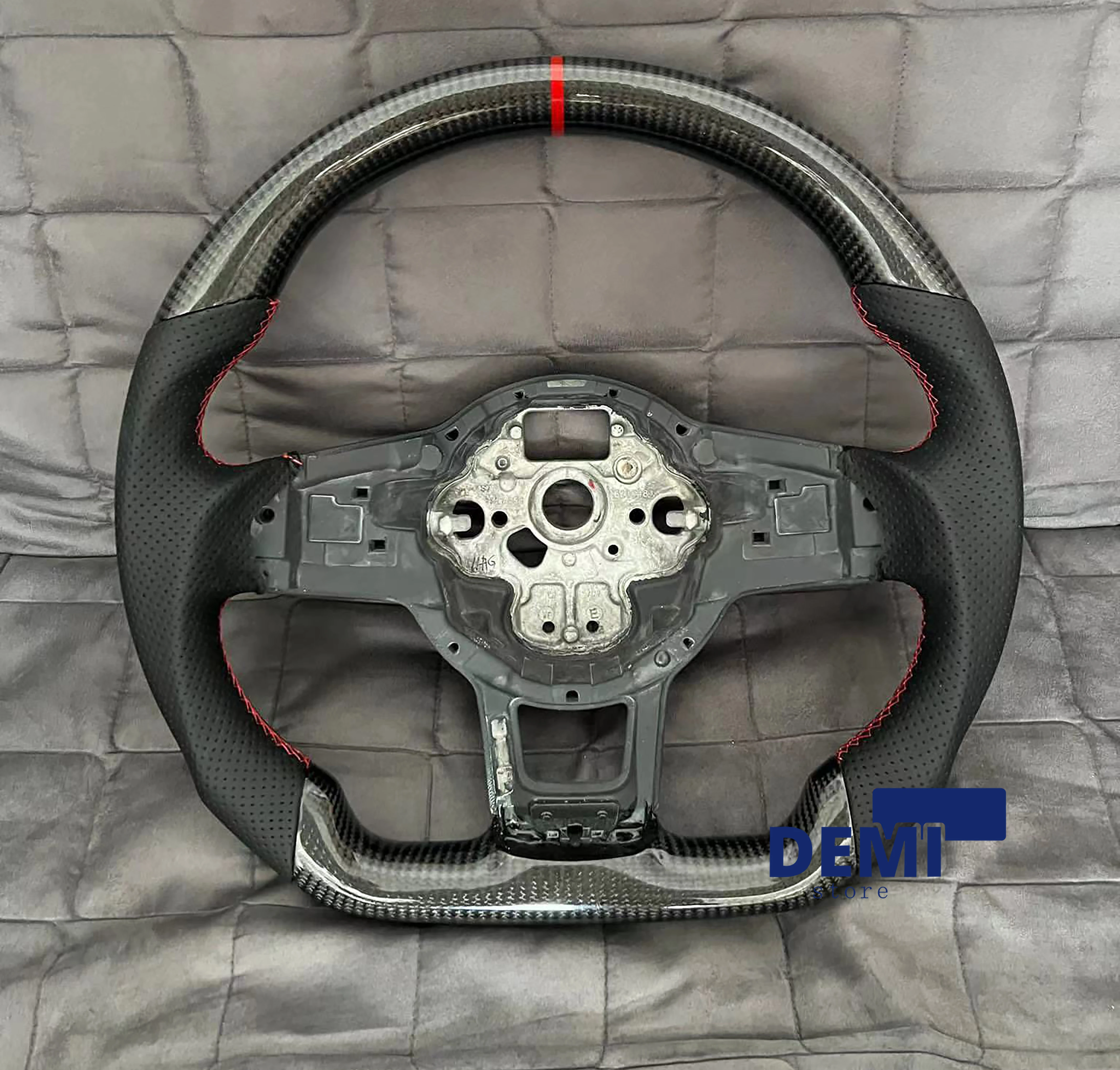 Suitable for the carbon fiber steering wheel of  Golf 7 GTI R R-LINE