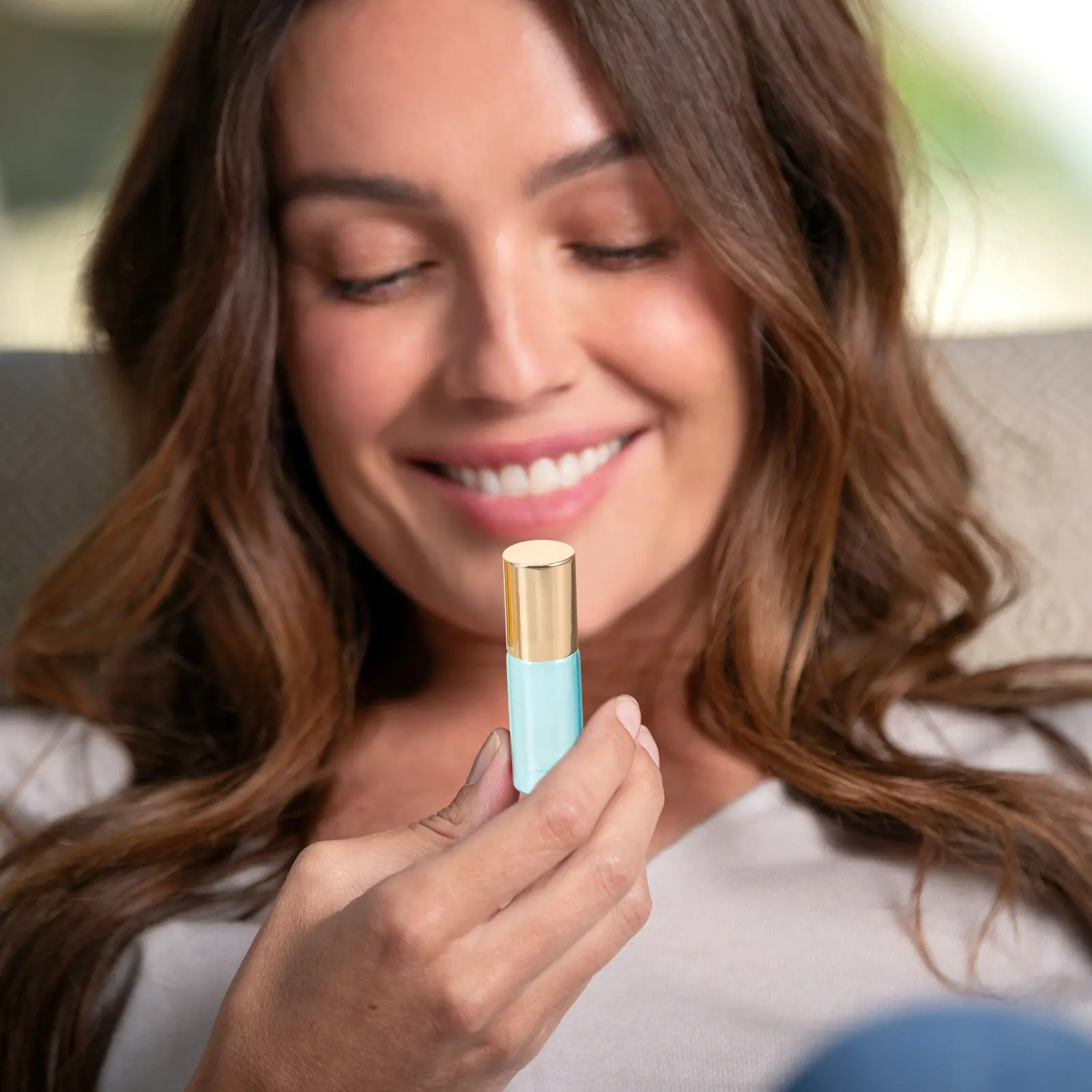 12Pcs Pearlescent Roll-on Bottles Glass Essential Oil Refillable Portable Subpackaging Bottles Multipurpose Travel Set