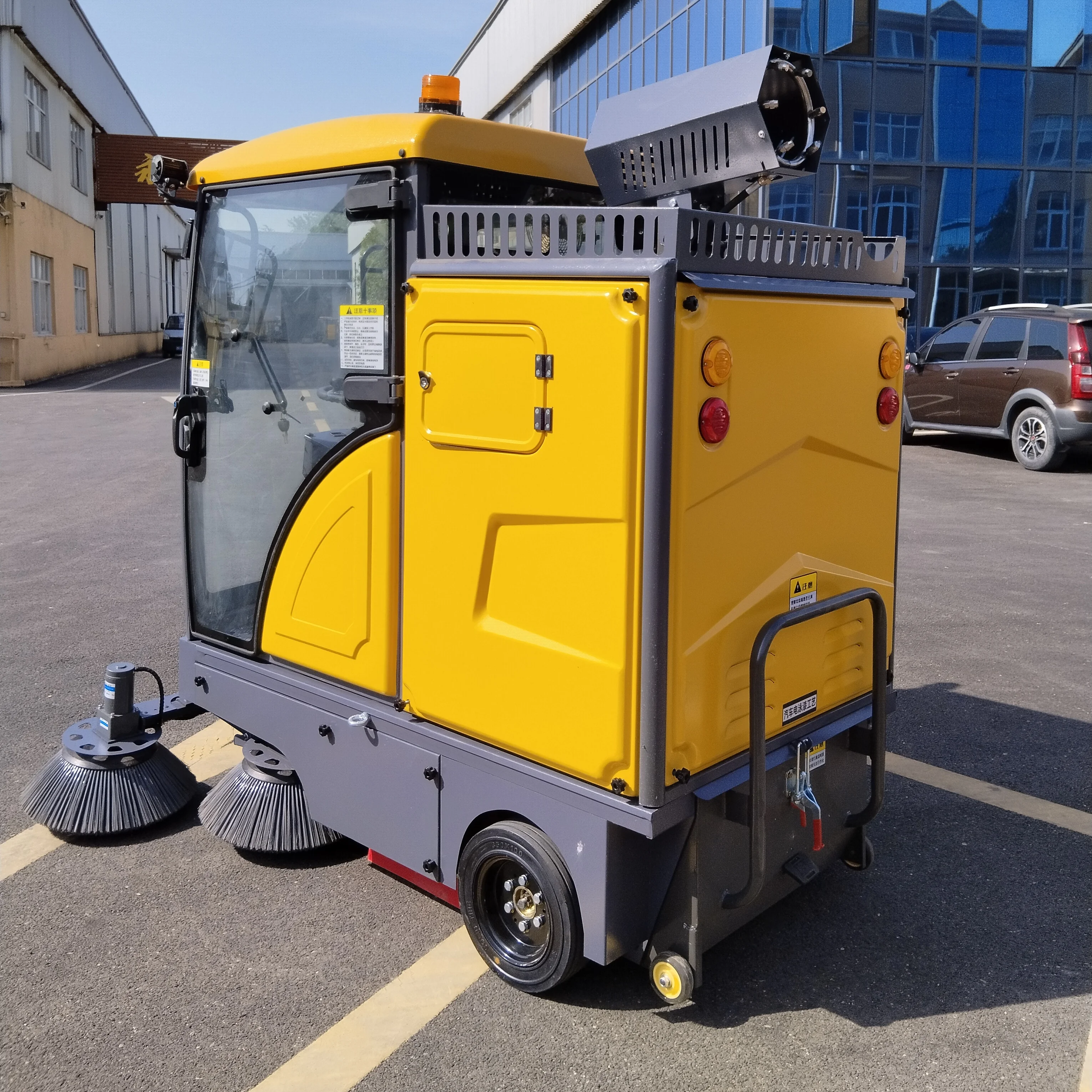 Tomada de fábrica original mais nova vassoura elétrica dirigindo máquina de limpeza de rua de estrada com largura de varredura