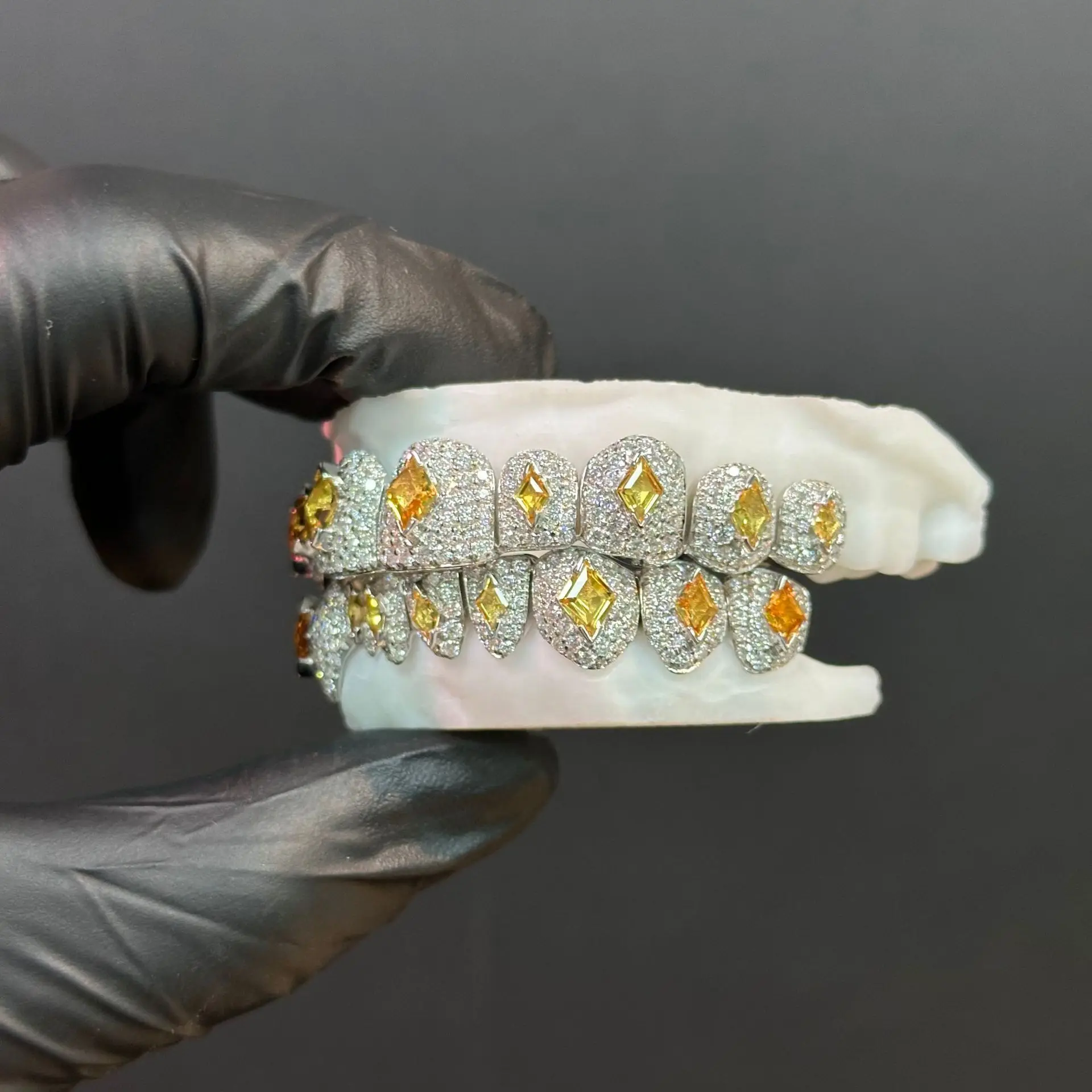 925 Silver Mozzarella Diamond Honeycomb Corundum Hip-hop Tooth Decoration Is A Hot Seller In Europe And The United States.