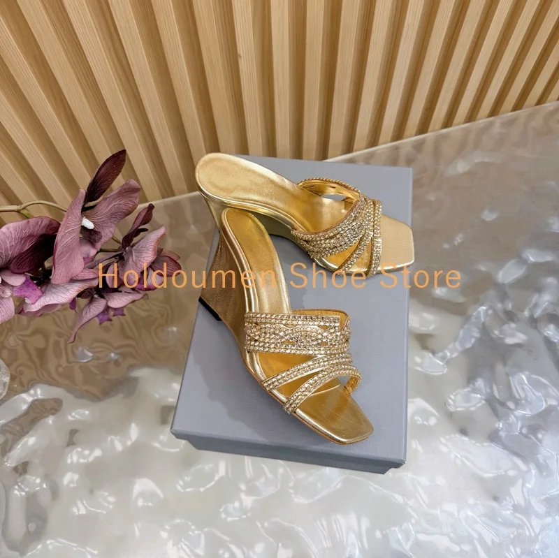 

Luxury Diamond Cross Band Stone Pattern Square Toe Trendy New Slipper Handmade Diamond Patent Leather Wedge Heel Slip On Slipper