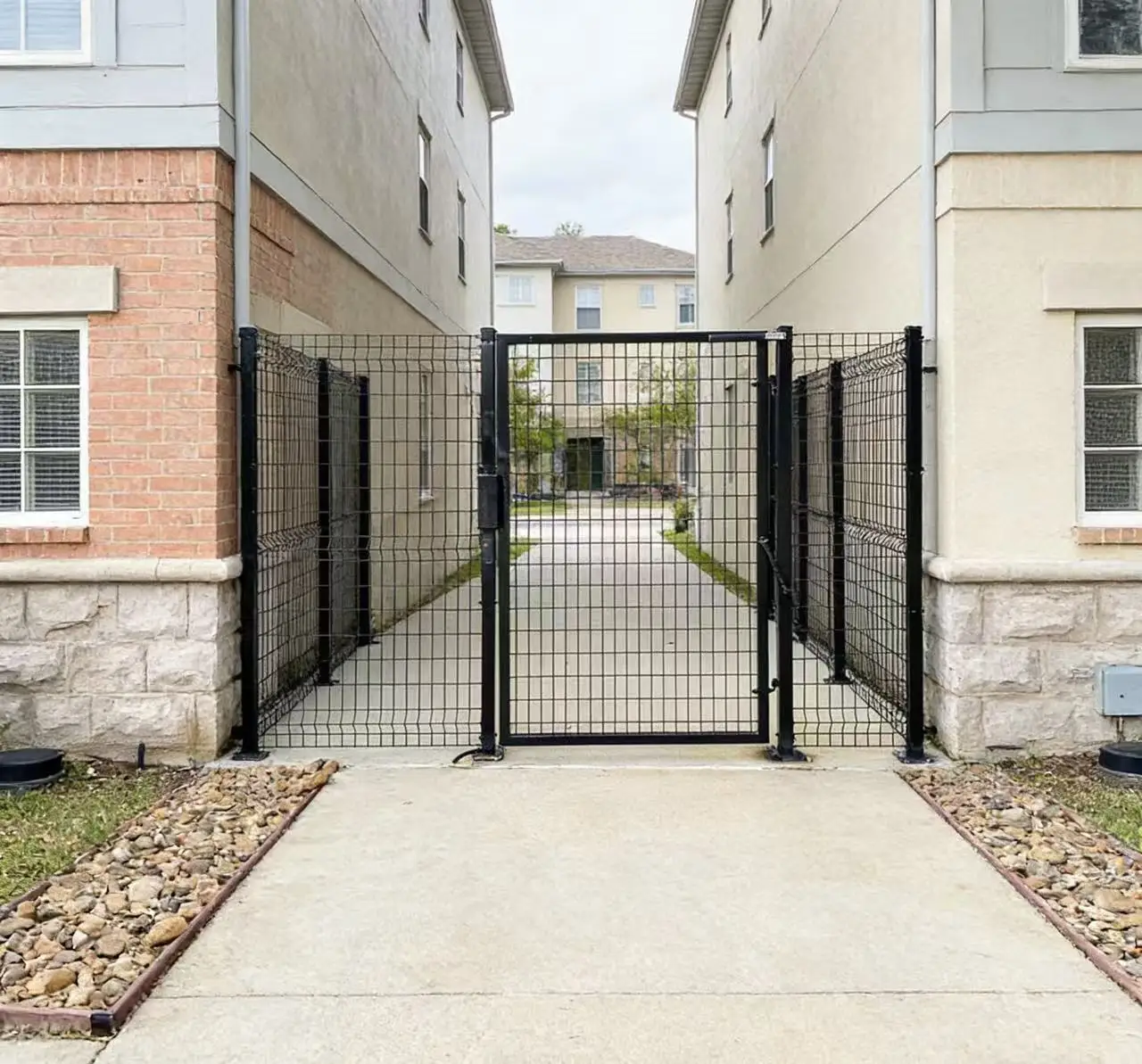 Modern Easily Assembled Steel Security Fence For Gardens Sports & Farms With Eco-Friendly Design Rodent Proof Driveway Gates
