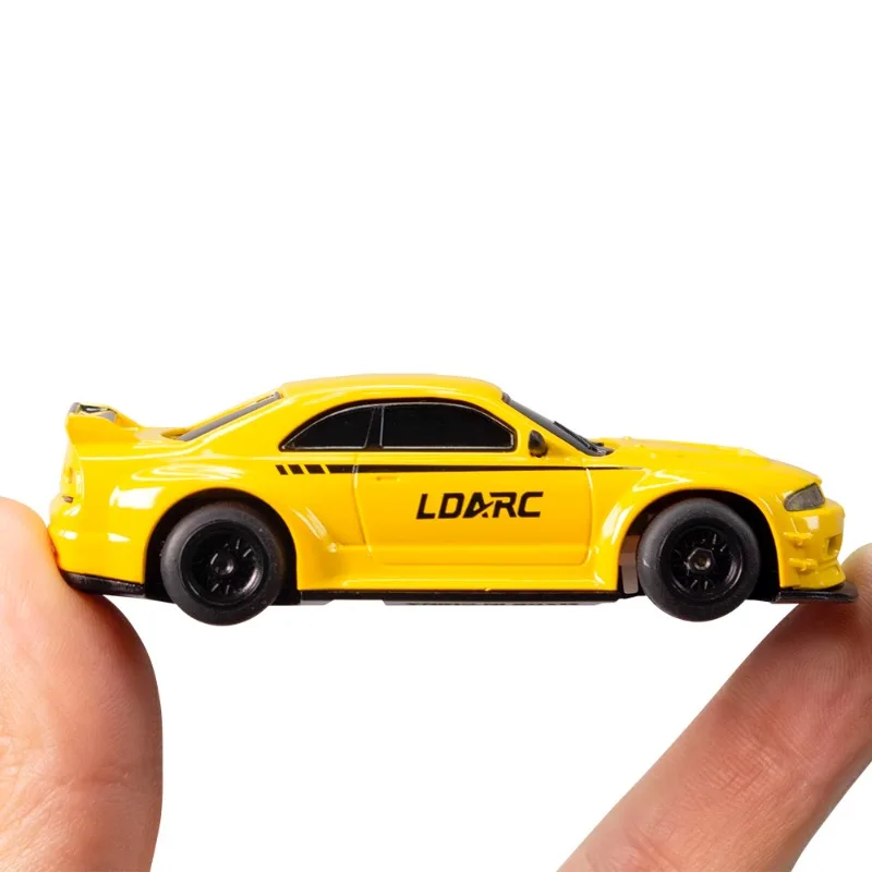 LDARC R02 Mini RC Sports 1/64 Symulacja napędu na tylne koła Desktop 2.4G Bezprzewodowy zdalnie sterowany model samochodu wyścigowego Zabawka Prezent