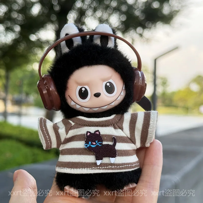 4e generatie Mini Labubu Heart Code Series streetwear set, kat sticker gestreept T-shirt met bijpassende hoofdtelefoon voor 10 cm vinyl pop