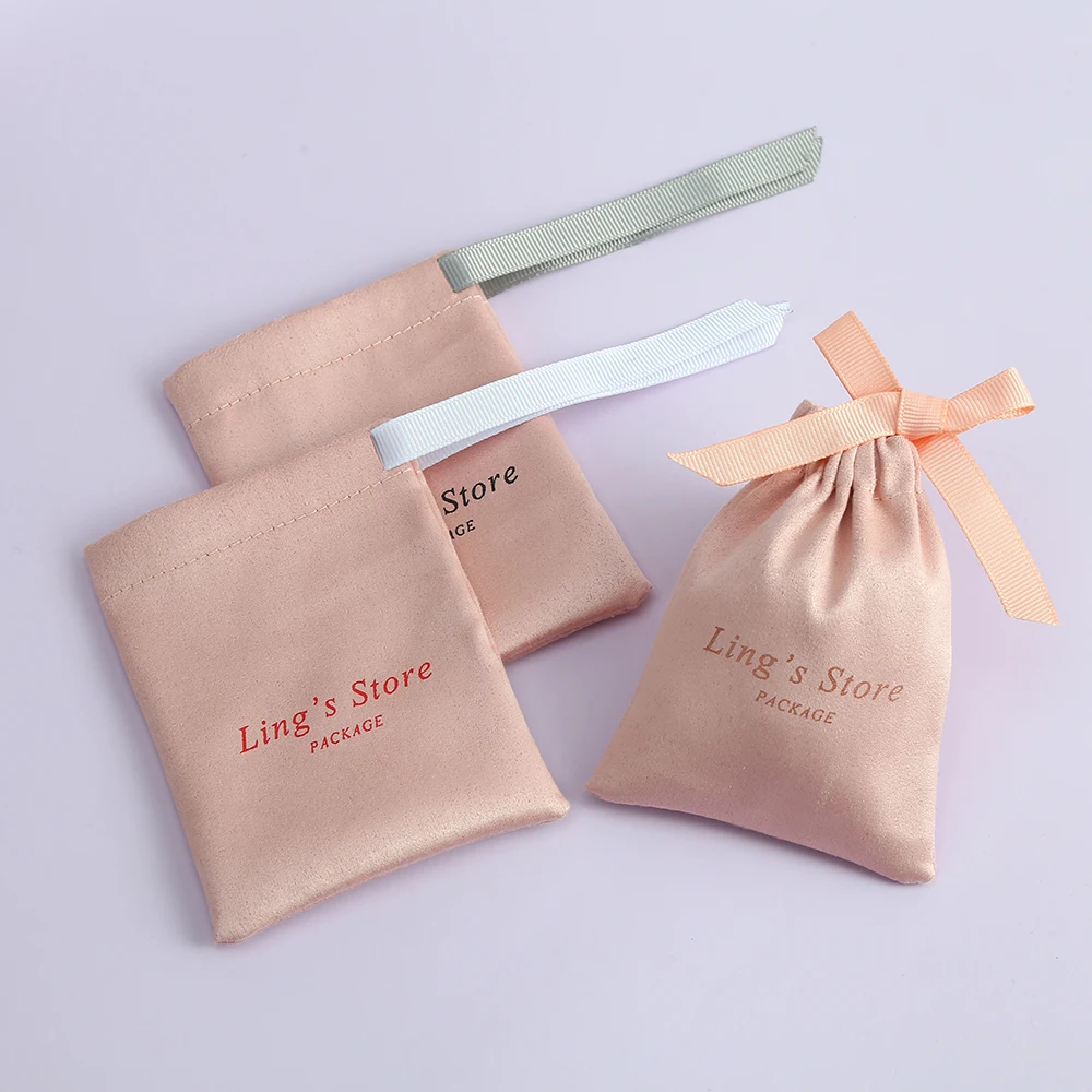 Borsa in flanella per gioielli rosa con logo personalizzato da 100 pezzi con nastro in gros-grain su un lato per custodia per orecchini portachiavi, anelli, custodia per imballaggio