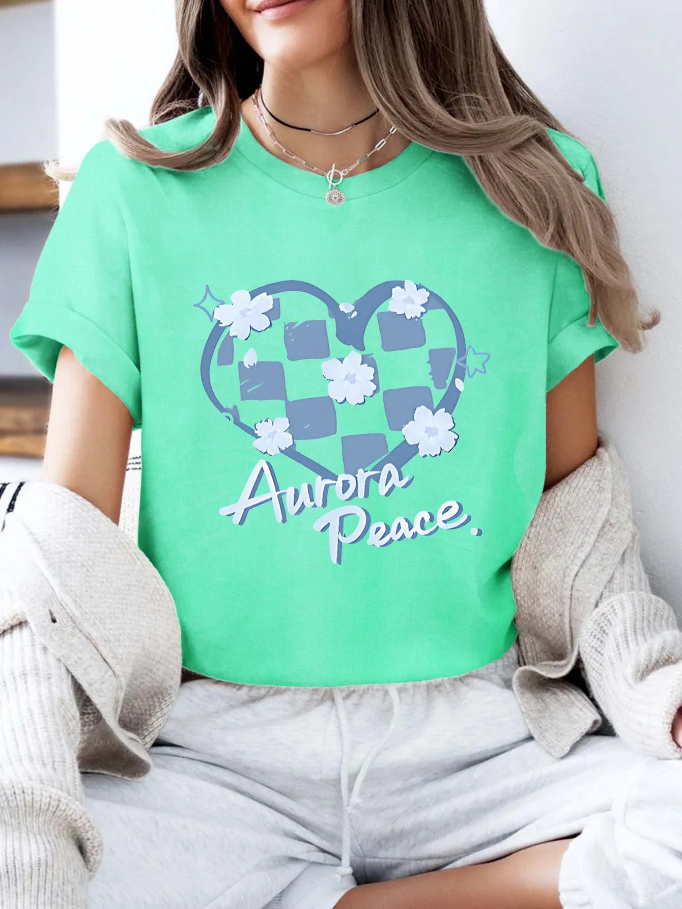 Kaos Lengan Pendek Ukuran Plus Pakaian Wanita: Grafis Hati Kotak-kotak & Bunga “Aurora Peace”
