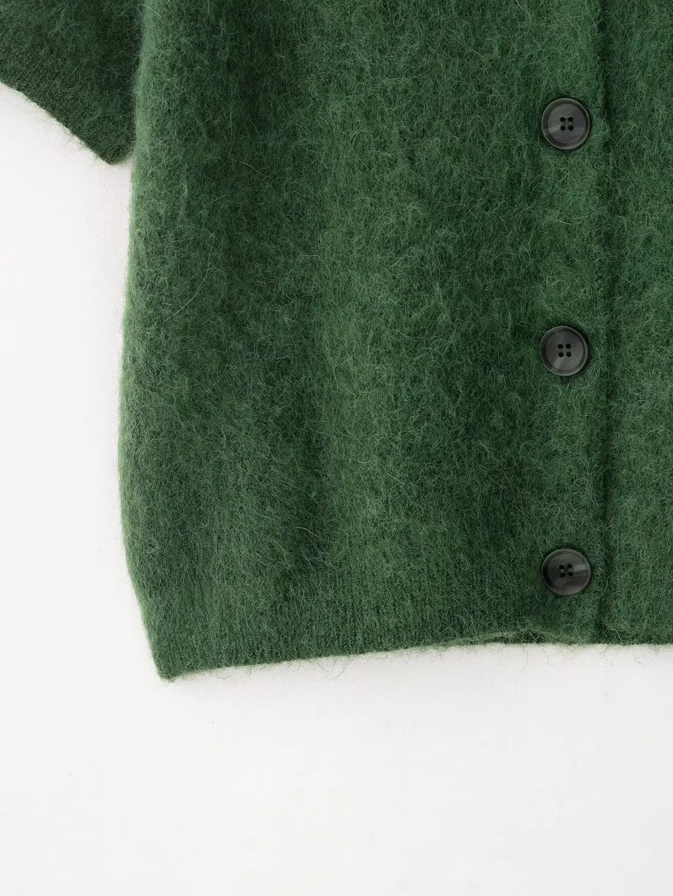 Minimalistyczny sweter damski na jesień 2025 - zielony, krótki rękaw, dzianinowy kardigan, vintage, okrągły dekolt, zapinany na jeden guzik.