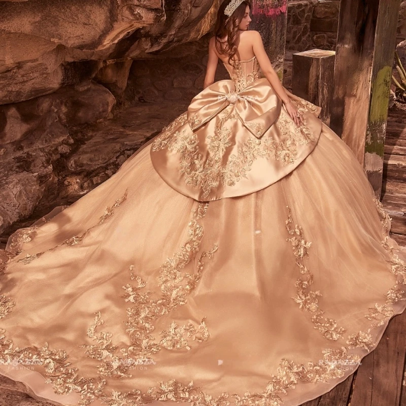 ชุดเดรสงาน Quinceañera สไตล์เจ้าหญิงสีแชมเปญวิบวับ แบบเปิดไหล่ ประดับลูกปัดและลูกไม้ สำหรับงานปาร์ตี้วันเกิดอายุ 15 หรือ 16 ปี