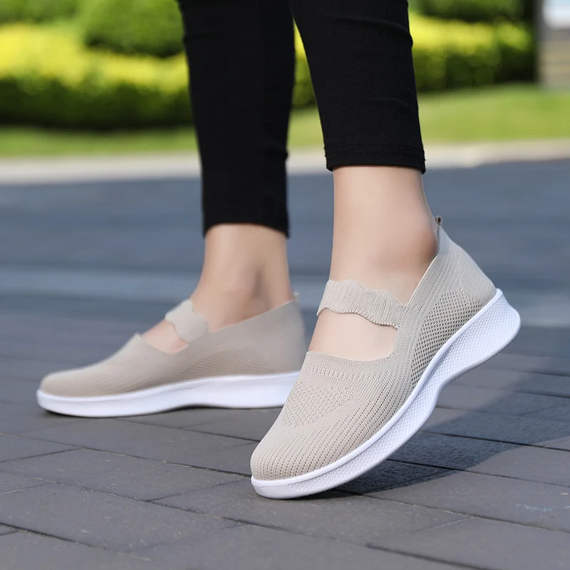 Large size lightweight women\'s sports and leisure shoes fly woven cover foot cloth shoes breathable women\'s shoes mother\'s shoes