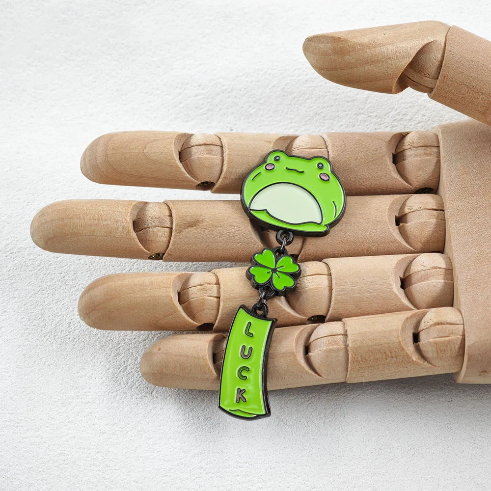 Niedliche grüne Frosch-Windspiel-Brosche, vierblättriges Kleeblatt, hängende Quastenkette, Anstecknadel, Glücksbringer, Kawaii-Glücksamulett, Schmuckgeschenk – Detail 4