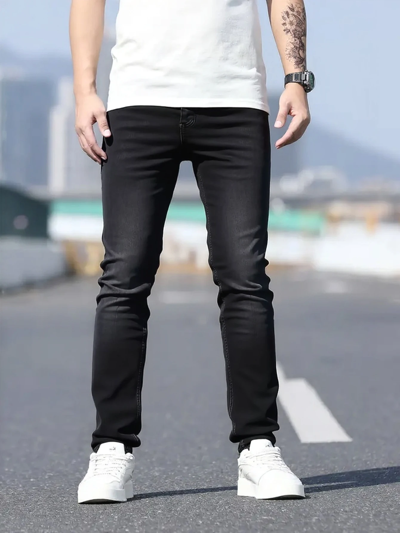 

Мужские черные джинсы узкого кроя, состоящие из минималистского дизайна, которая контура к теле, легко создают повседневную и модную.