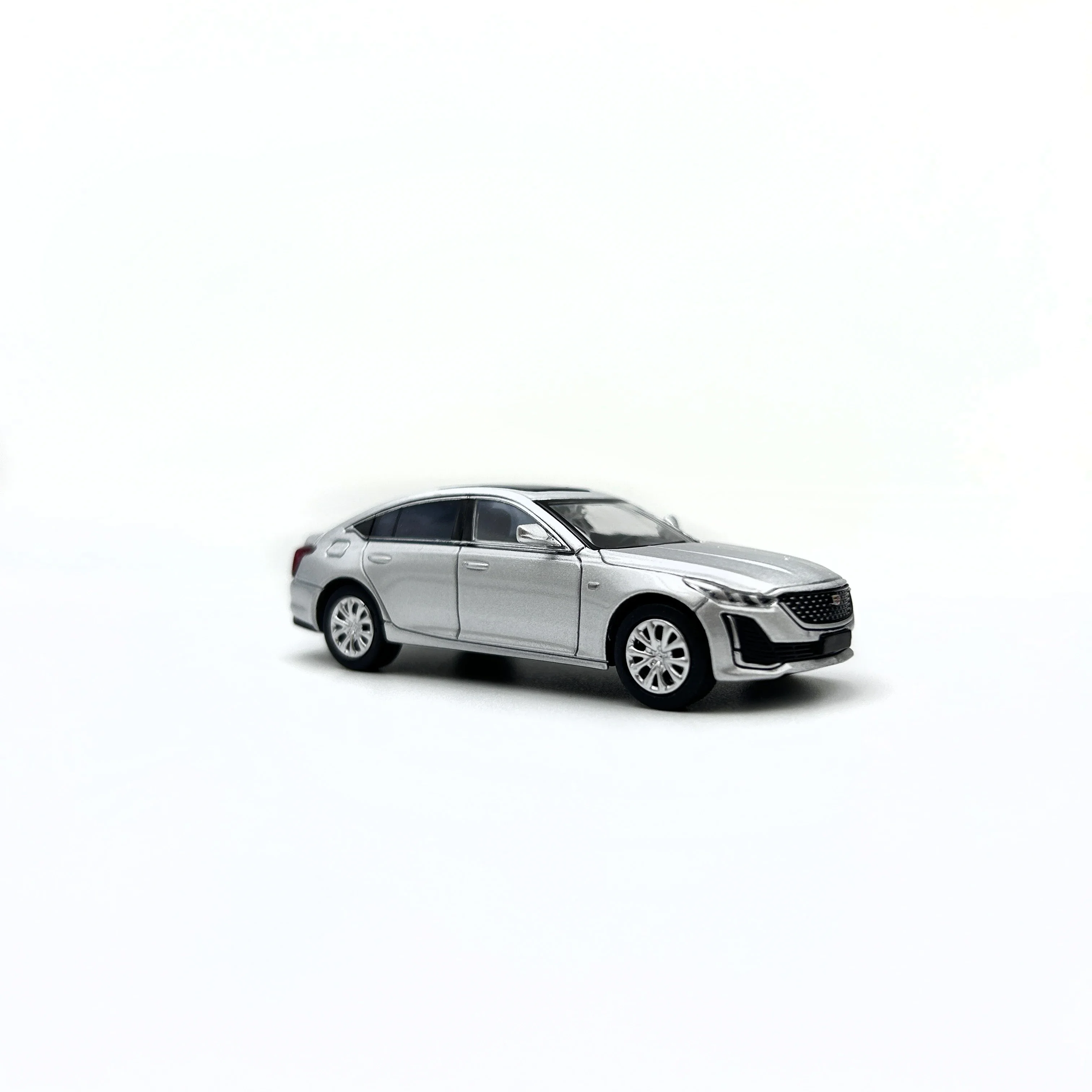 

1PC MASDI 1:64 Alloy car Cadillac CT5 model Smooth and smooth to play in the palm of your hand Boys birthday gift desk ornament