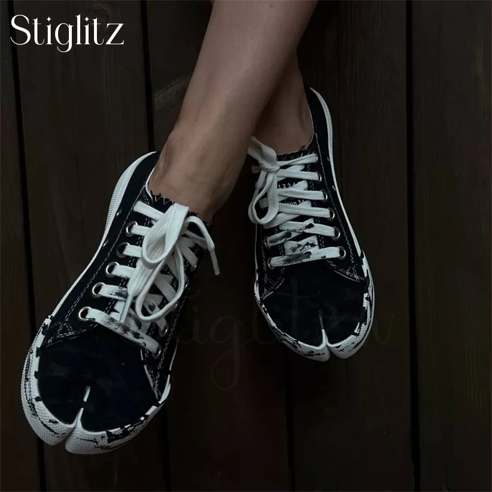 Hand-Painted Novelty Tabi Canvas Sneakers Designer Style Fashion Skate Shoes Rubber Sole Handmade Lace-Up Canvas Shoes for Men