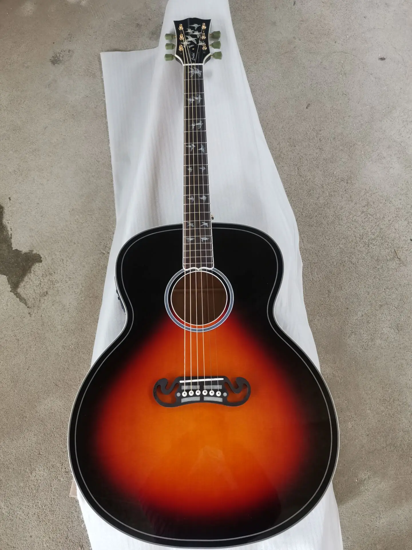 

Factory Custom solid wood sunburst acoustic guitar AAA quality Guitarra,handmade flame maple jumbo 43 guitar custom logo