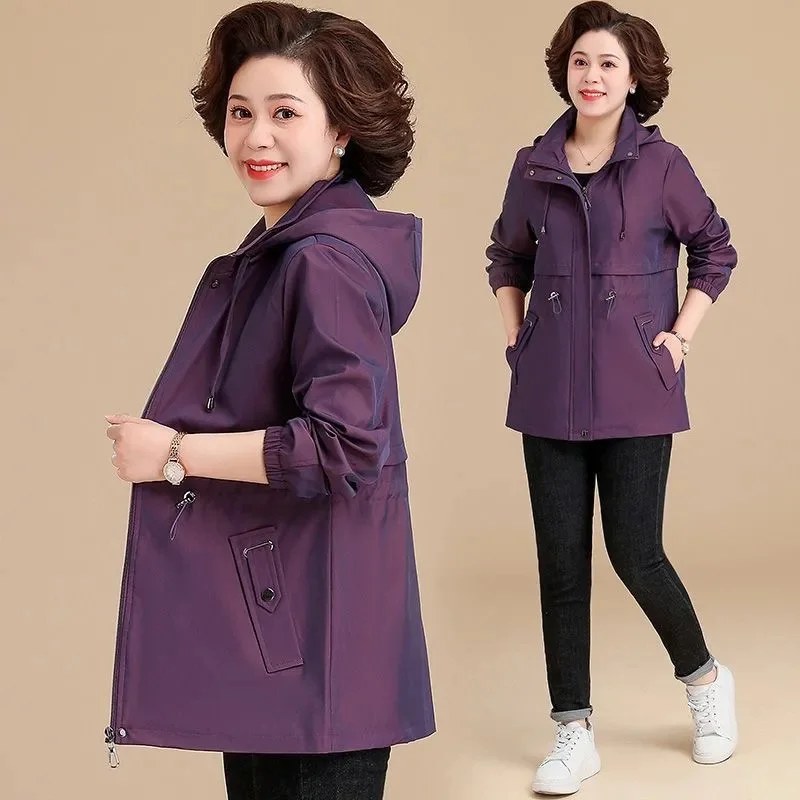 Middle Aged Mom's Coat is Fashionable and Noble Mid Aged and Elderly 2024 Spring Autumn New Windbreaker Women's Top Solid Color