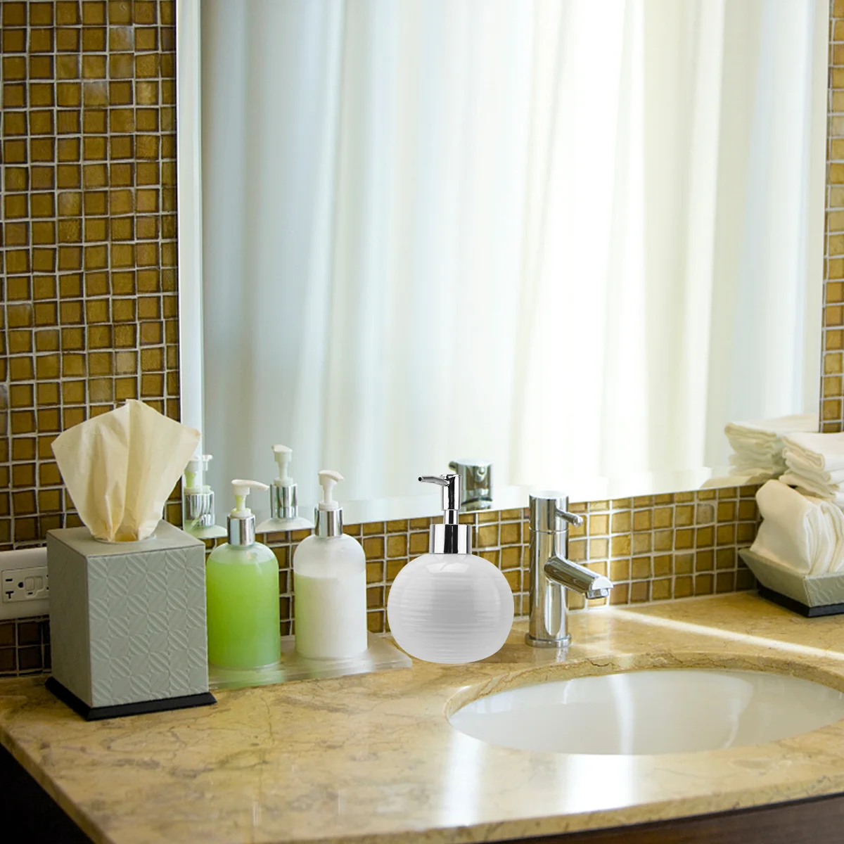 

1Pcs White Ceramic Pump Bottle Refillable Lotion Dispenser for Camping Travel Portable Skincare Solution Unisex Squeeze Pump