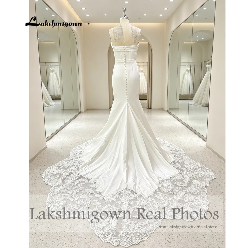 Lakshmigown Trägerloses Satin-Meerjungfrauen-Hochzeitskleid mit Plissiertem Korsett-Mieder, Knöpfen am Rücken, Spitzenrand und Kathedralenschleppe – Detail 6
