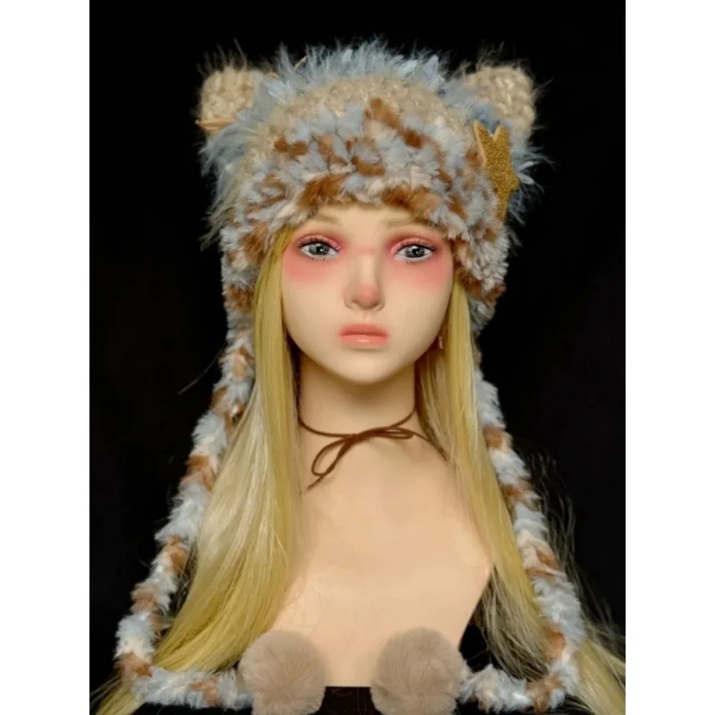 Een handgemaakte winter- en herfstwarme, katvormige oorbeschermers, gemaakt van gebreid pluche garen.