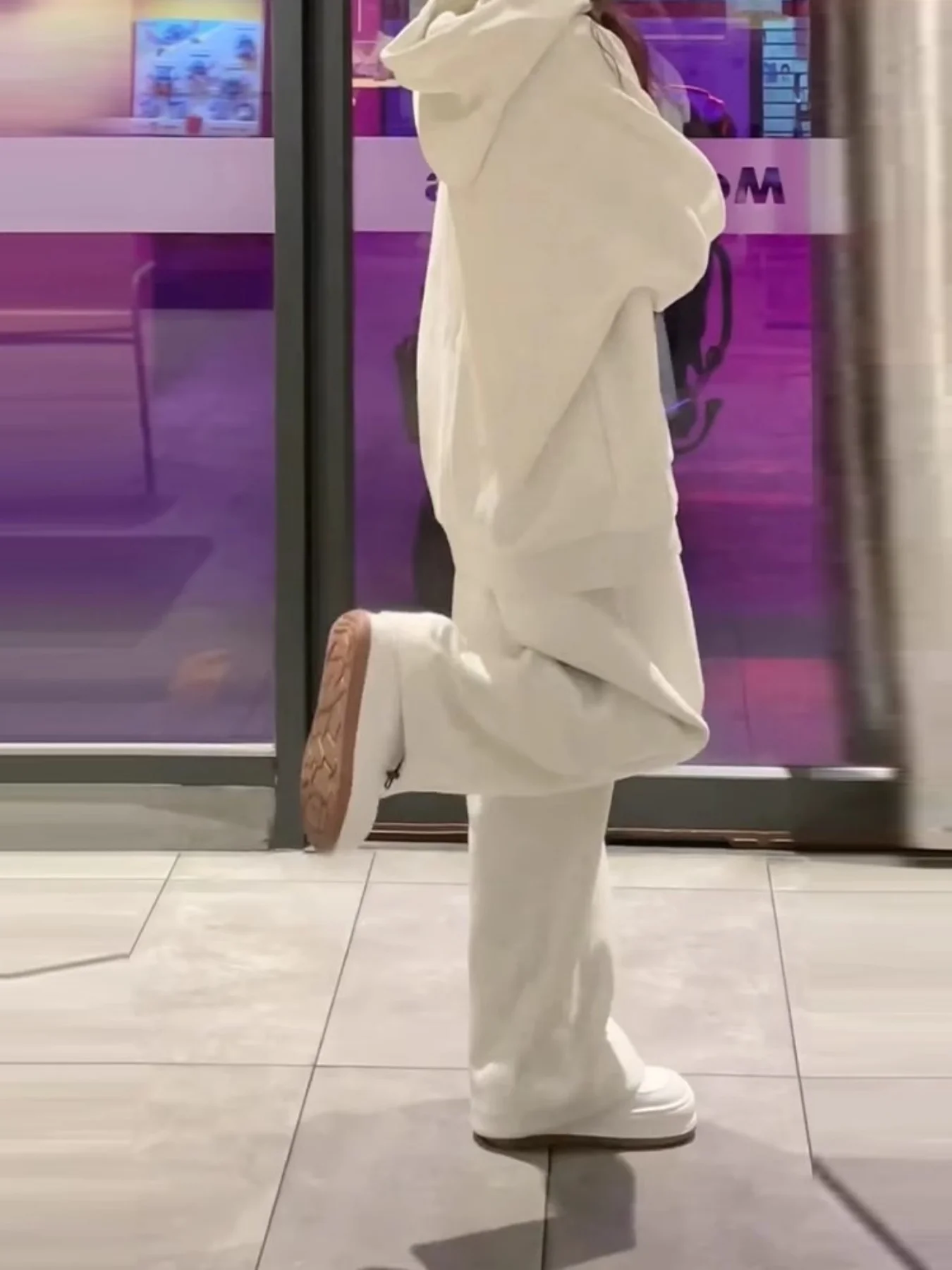 Giacca in felpa da donna Primavera e autunno Nuovo abito sportivo bianco-grigio Sottile con cappuccio Petite Nuova cerniera Casual Versatile set in due pezzi