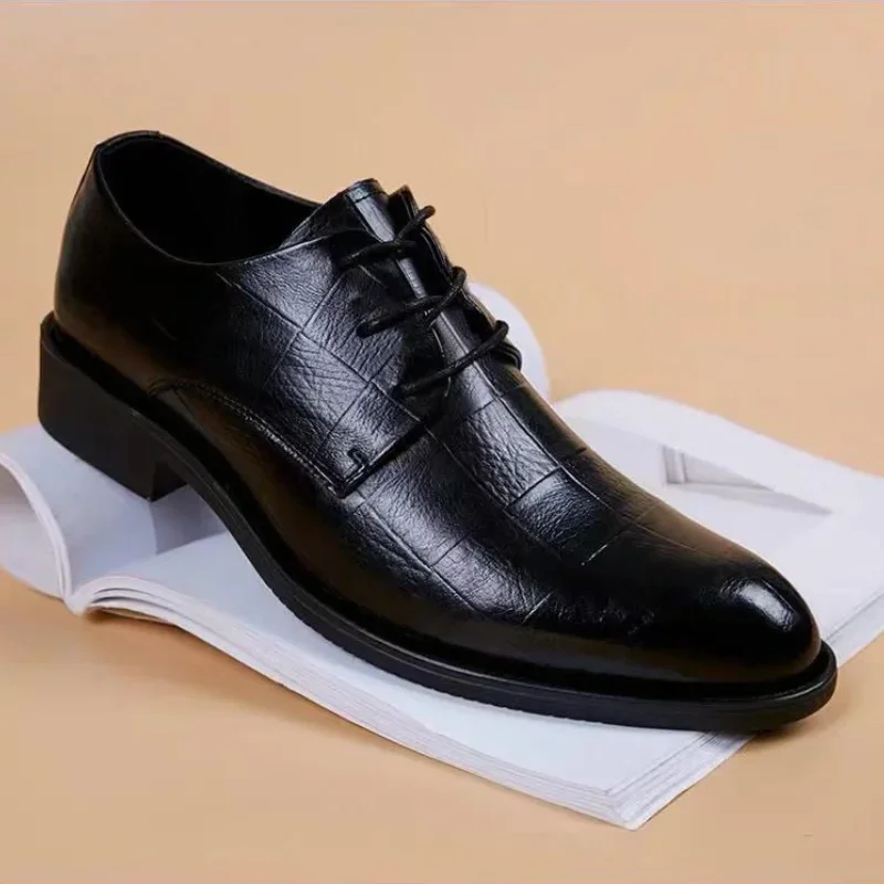 Zapatos de vestir para hombre, calzado oficial de cuero con punta estrecha, color negro, para oficina, Social, a bajo precio, tendencia de fiesta, novedad de 2024