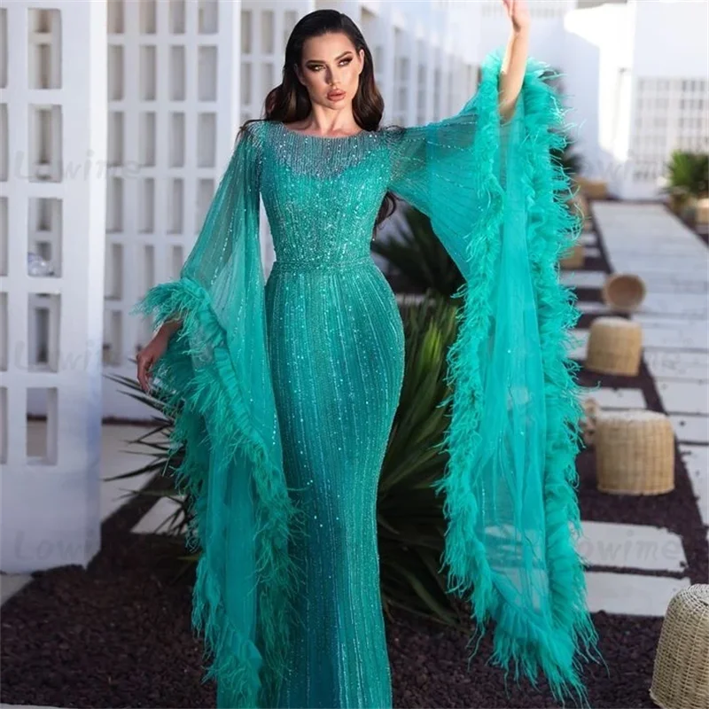 فساتين المشاهير بأكمام طويلة من الريش 2025 مخصصة لامعة مطرزة بالخرز حورية البحر للحفلات الراقصة فستان رسمي للنساء لعيد الميلاد 50th