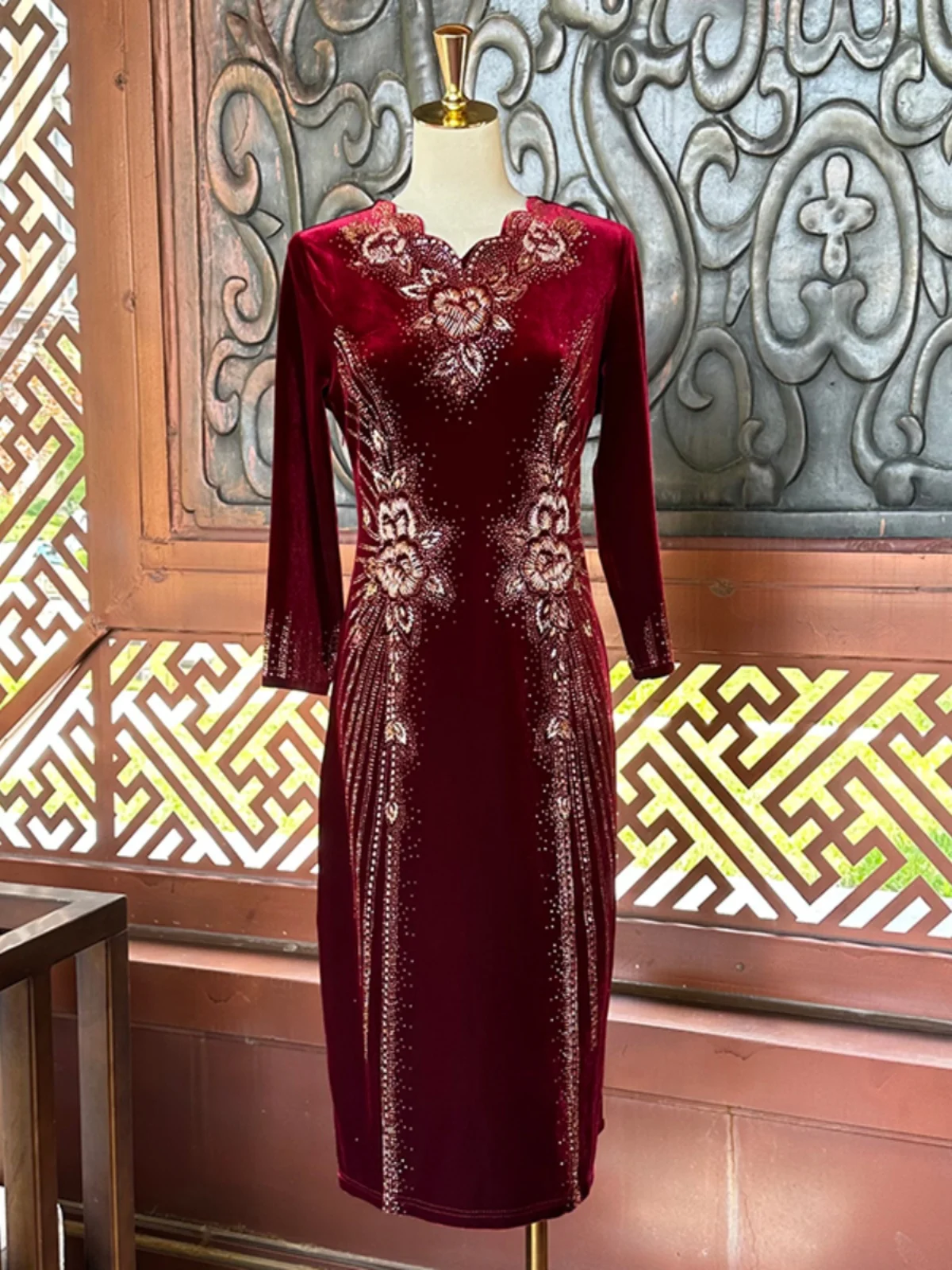 

Элегантное бархатное платье-ципао для женщин старшего возраста, весна-осень, свадебное платье, подарок для беременных, с длинным рукавом, V-образным вырезом, средней длины