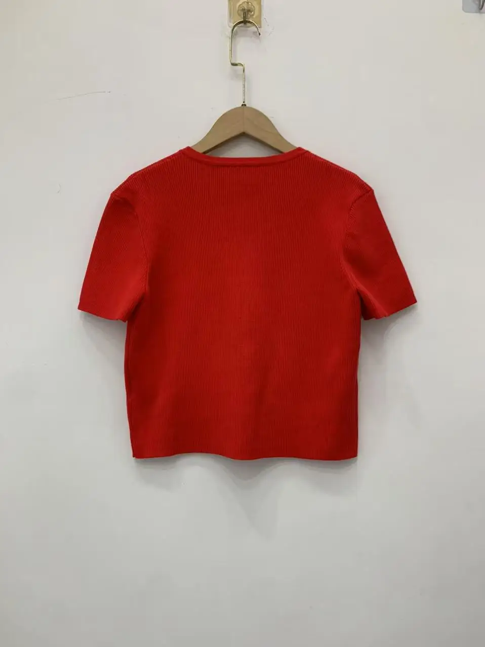 Rood damesvest met ronde hals, korte mouwen, enkele rij knopen, slim fit, elegante damestrui