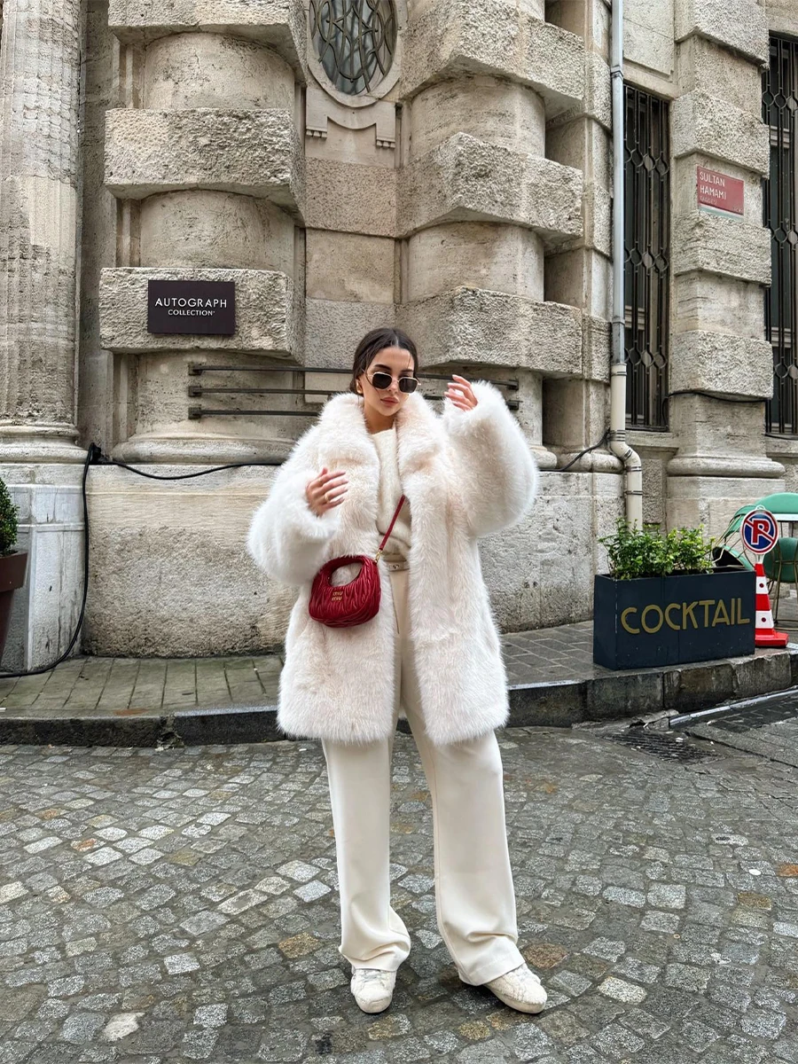 Przytulny, czysty, dopasowany płaszcz ze sztucznego futra w stylu Pinterest dla kobiet, obszerny, puszysty, ikoniczny parka w stylu \"old money\", luksusowy strój na jesień.