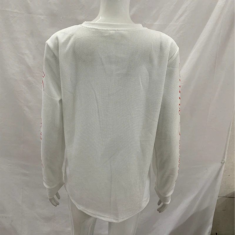 Y2K-Trend: Locker geschnittenes Langarmshirt mit Rundhalsausschnitt in dunklen Retrofarben, das einen stilvollen, lässigen Look erzeugt. – Detail 5
