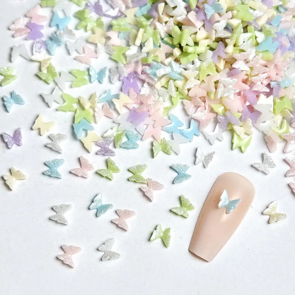 50 Stück Mehrfarbige Funkelnde Schmetterling-Harz-Nagelcharms Süße Mini Minimalistische Schmetterling-Serie Nagelkunst-Dekorationen für DIY