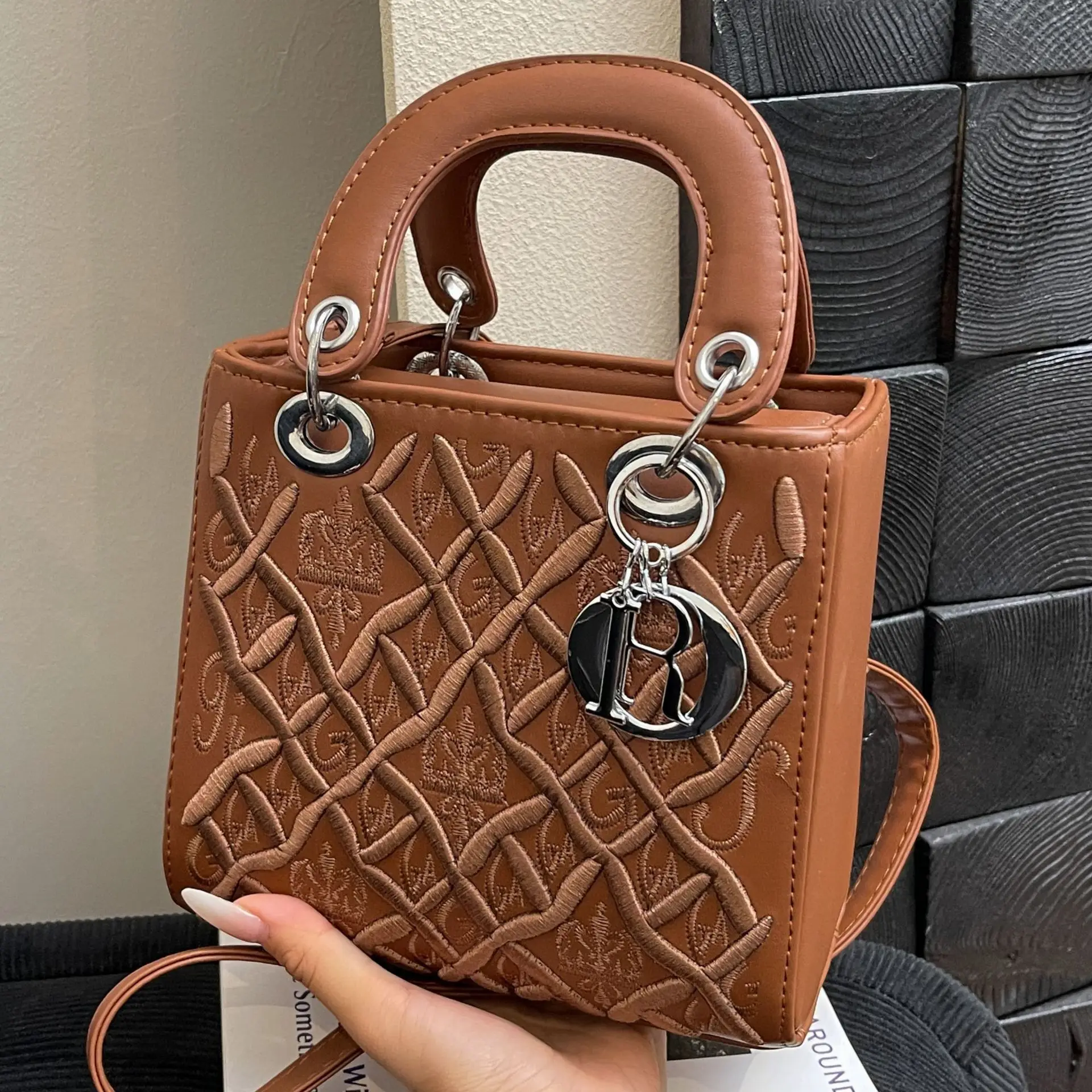 

Chic Structured Shoulder Bag for Women, New 2025 Trendy Sling Bag, Vintage PU Leather Crossbody Purse with Metal Accent