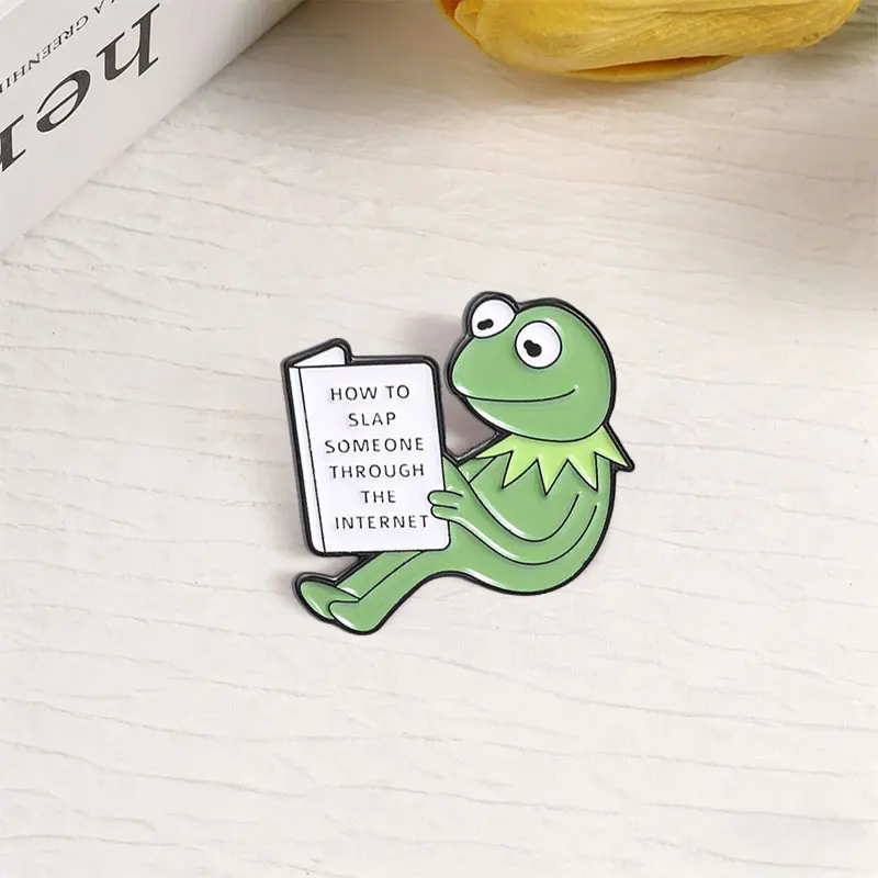 Wie man jemanden über das Internet anstoßt Emaille-Pin Cartoon Kermit Frosch Meme Buch-Lesende-Figur Brosche Taschen-Anstecknadel Schmuck Geschenke – Detail 7