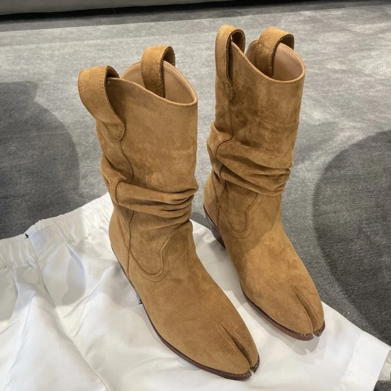 

Женские сапоги среднего размера. Сапоги на высоком каблуке с раздельным носком. Рыцарские сапоги с плиссированным ворсом.