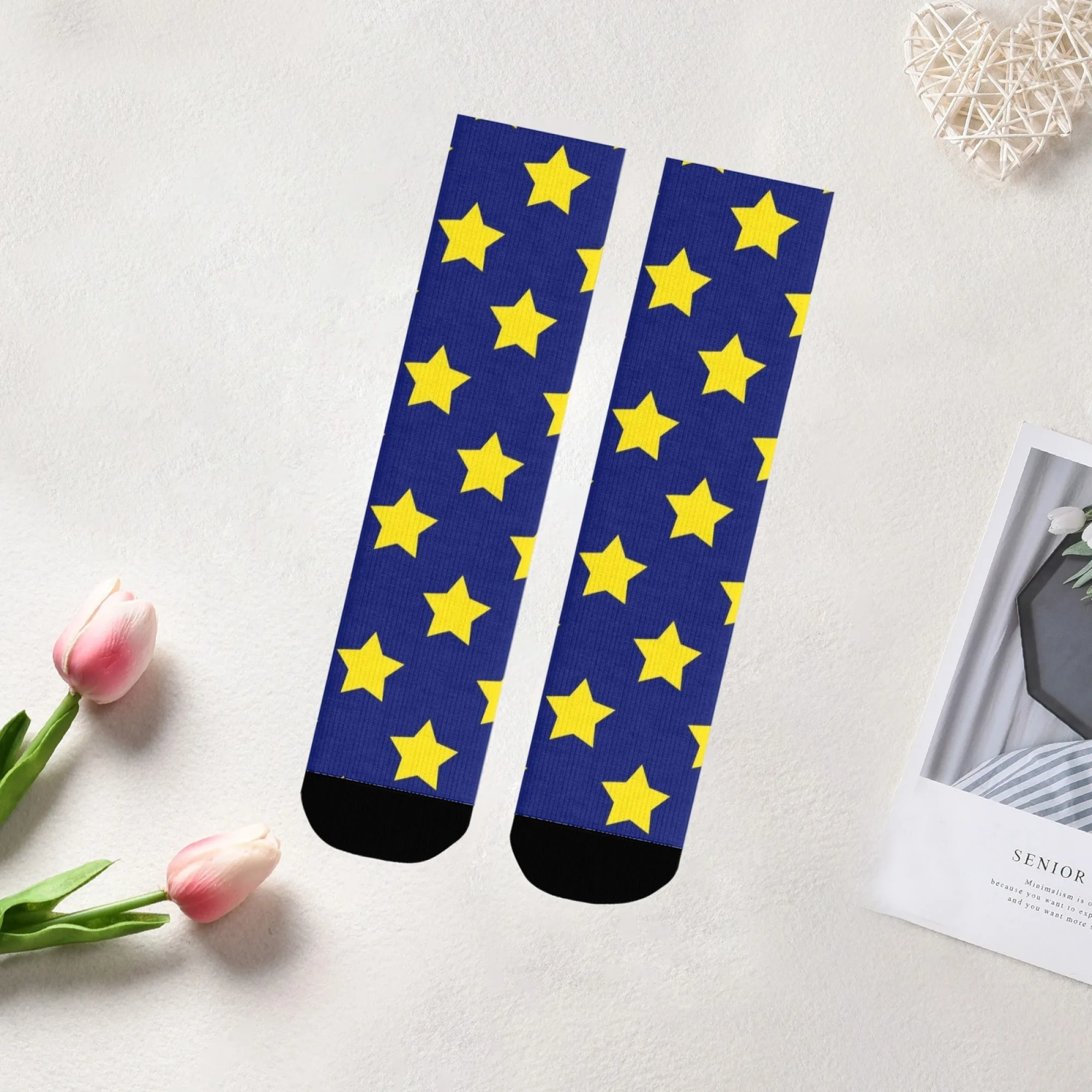 Chaussettes unisexes minimalistes Star Art Crew Trippy Trend Art avec fond bleu étoiles jaunes douces pour un usage quotidien et les amateurs de tendance