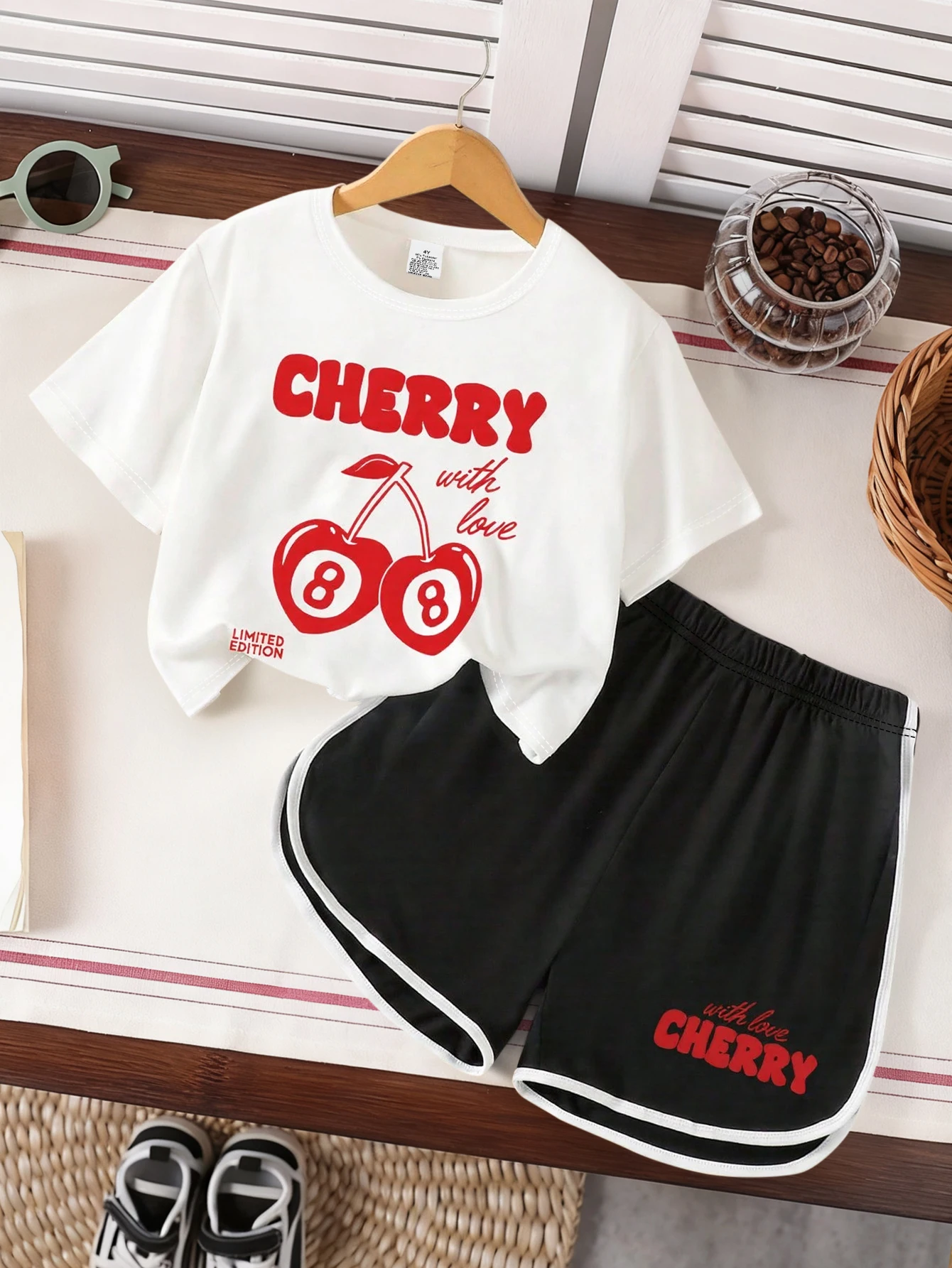 Süßes und cooles Set mit Frucht-Buchstaben-Print für Mädchen, kurzärmliges T-Shirt mit Kirschmuster und Rundhalsausschnitt + Sportshorts, zweiteiliges Sommer-Set für Kinder, süßes zweiteiliges