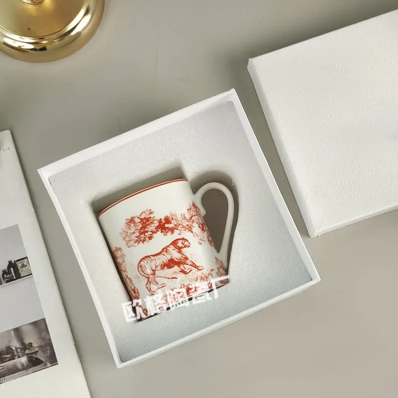 Porcelanowe filiżanki, spodki, miski, łyżki, talerze, zastawa stołowa, czajniki z porcelany kostnej, odpowiednie do domowego obiadu, porannej kawy, popołudniowej herbaty i...