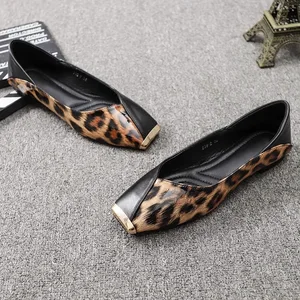 Sandálias de couro rasas e macias para mulheres, cabeça quadrada de metal, estampa de leopardo, sapatos Mary Jane, balé Zapato, personalidade nova 6 principais vendas bela e a fera ballet - №2