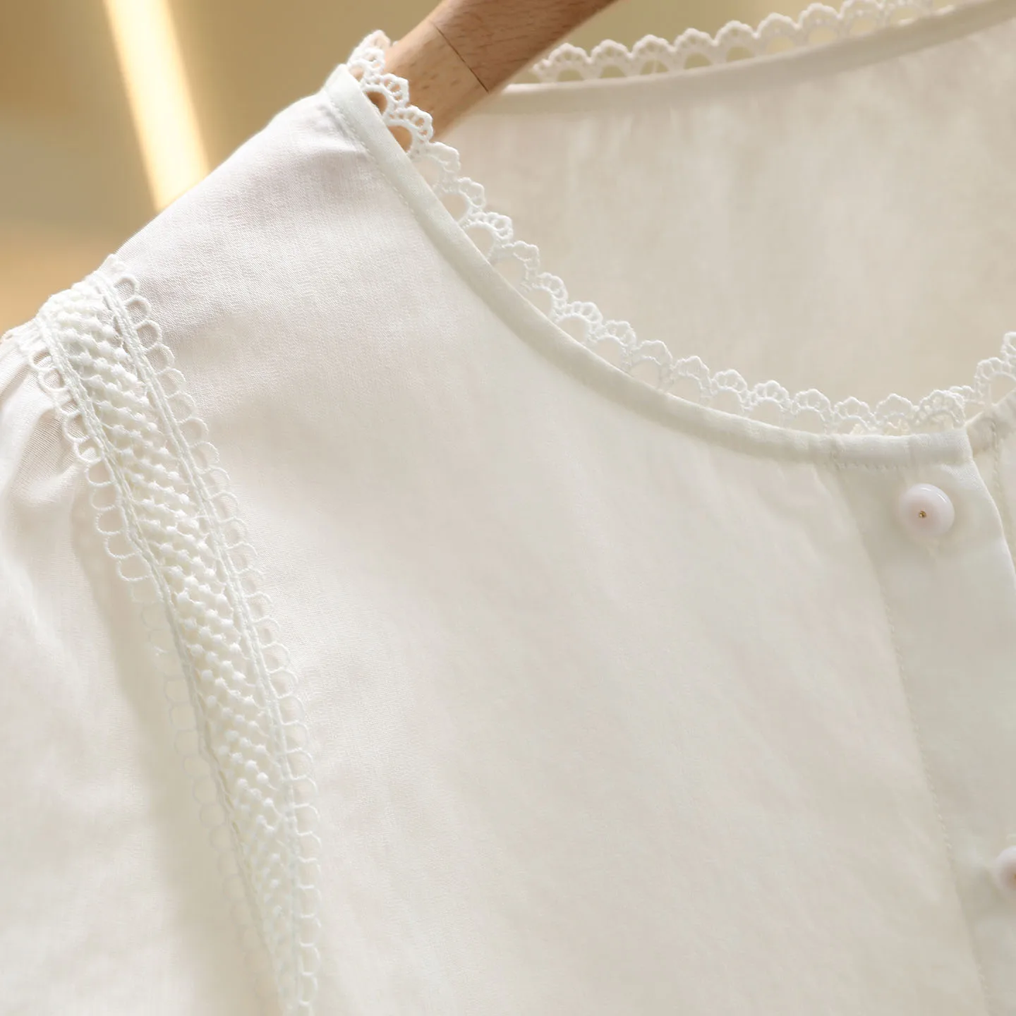 Sweet Casual Lace Trim Bubble Sleeve Shirt Women's Fashionable Small Shirt Summer 2026 Seven Storehouse Regular Fit Long Sleeve