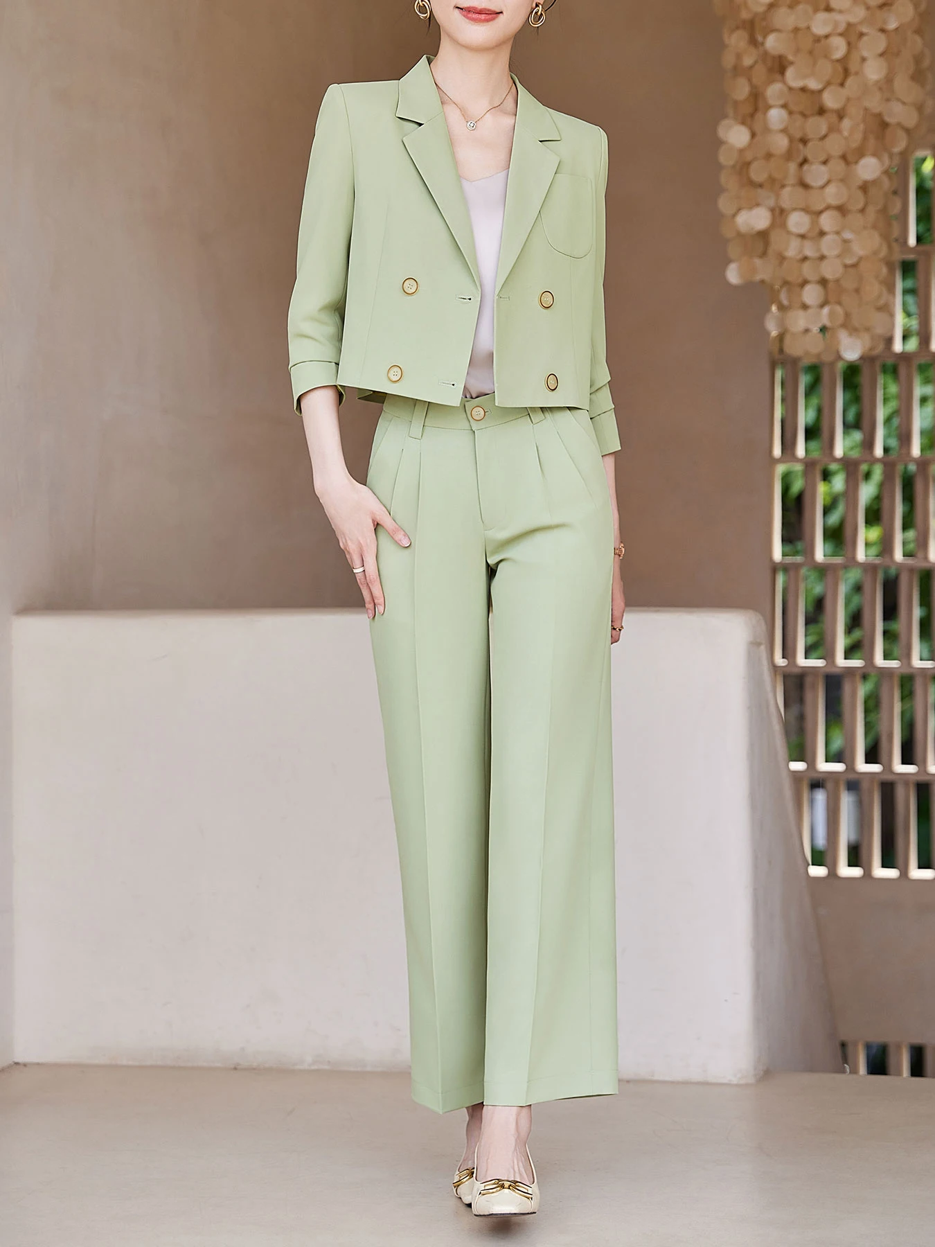 

Короткие двубортные брюки, офисный универсальный костюм с воротником-стойкой и темпераментным дизайном