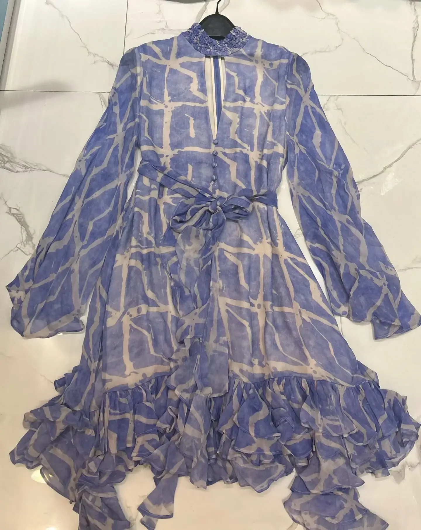 فستان نسائي قصير بطباعة هندسية مفرغة وياقة واقفة وأكمام مضيئة مزين بشريط أنيق للسيدات