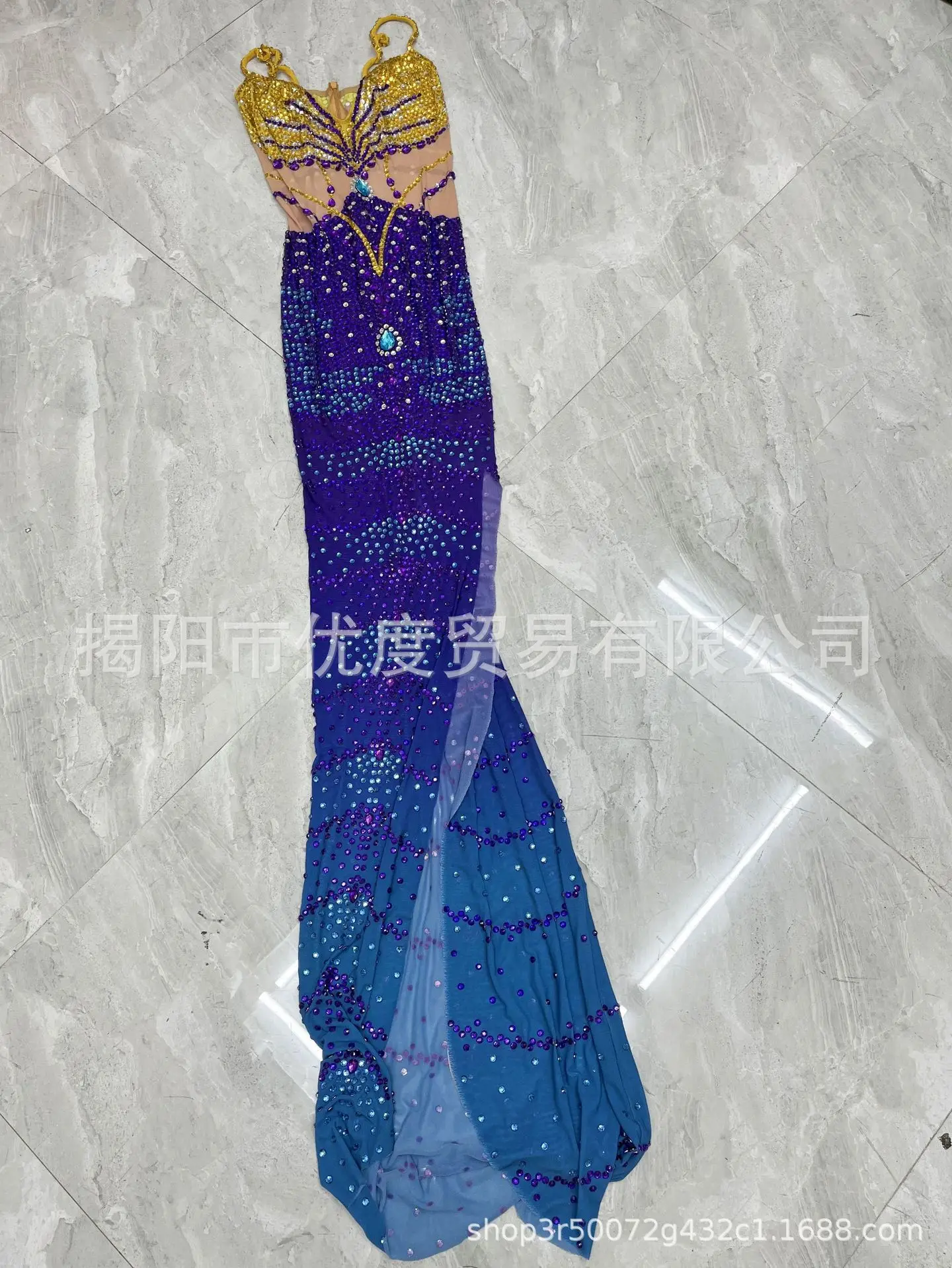 تنورة بحمالات من حجر الراين المتخصصة لحفلات الكوكتيل وحفلات أعياد الميلاد وحفلات السجادة الحمراء فستان طويل من الخزامى فيستدو دي فيستا