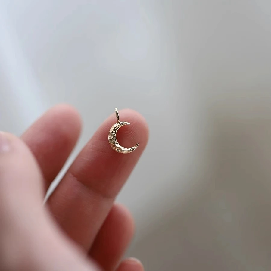 قلادة GOLDtutu Pure 10K Gold Moon Charm، تأثير تموج القمر الصغير، تصميم بسيط أنيق، خيار هدية عصري