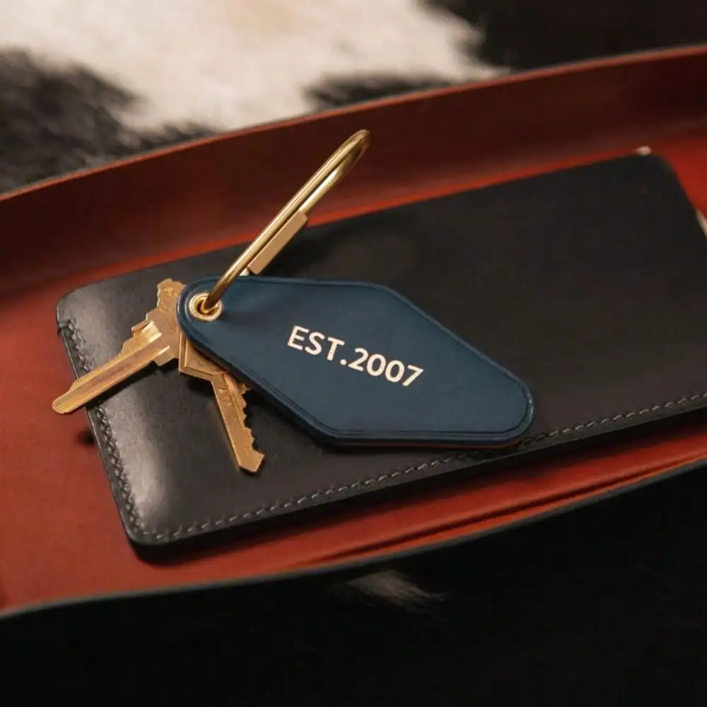1 Stück Personalisierter PU-Leder Schlüsselanhänger mit Messing-Schlüsselring, Doppelseitiger Rhombus-Autoschlüsselring, Vatertags-Geschenk, Geschenk für Papa/Sohn – Detail 3