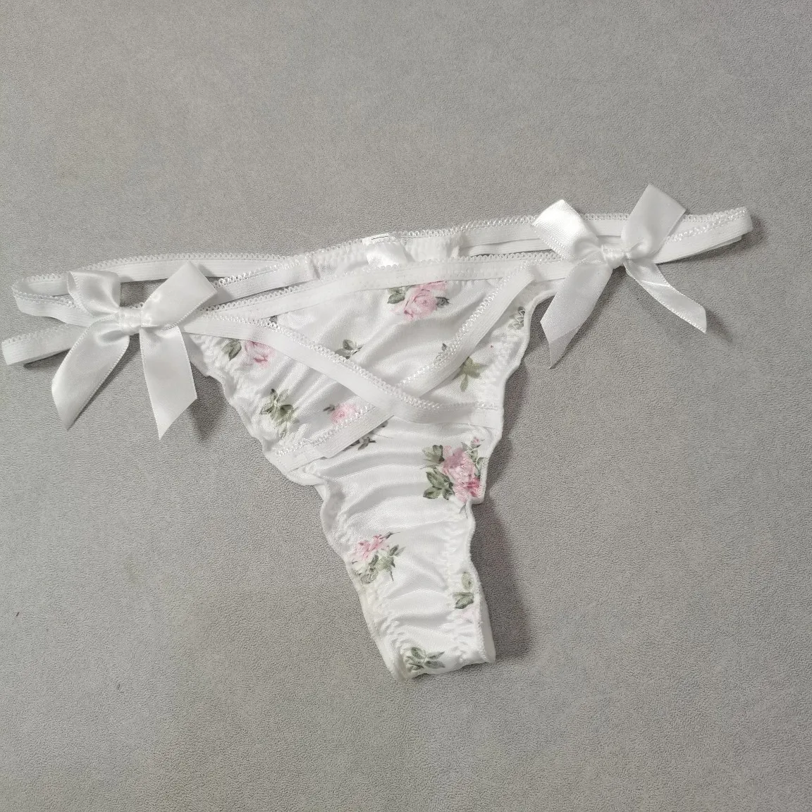 

Женские атласные стринги с рюшами и милым бантом, милые трусики для девочек, нижнее белье, трусики, короткие стринги танга сзади, женские трусы