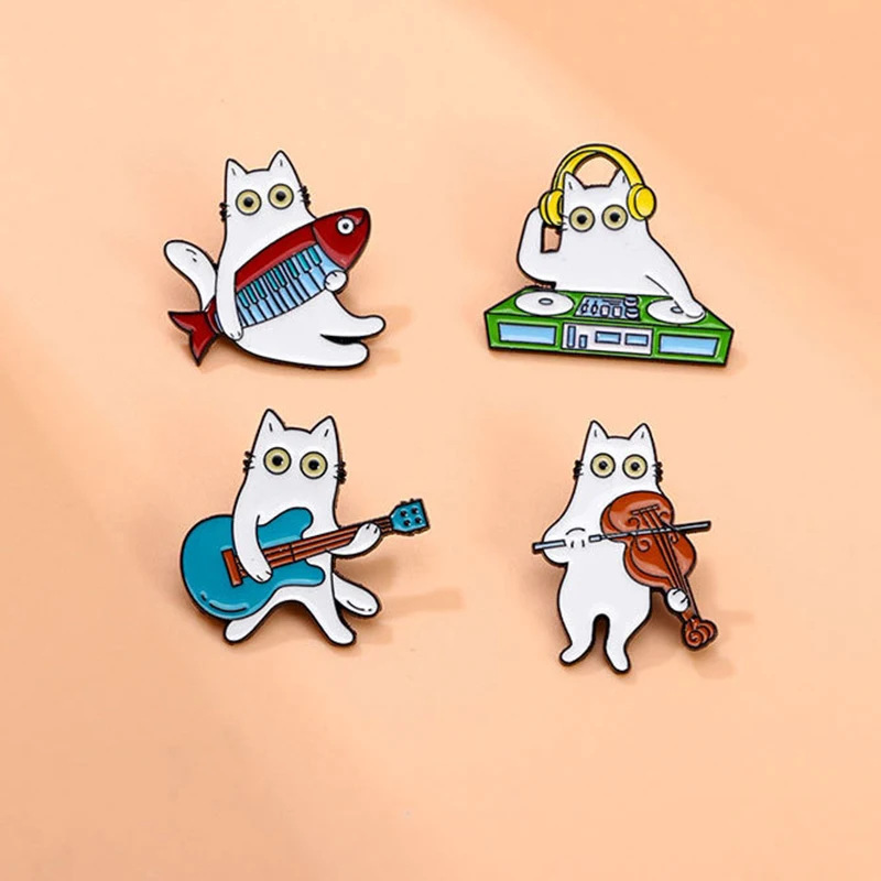 Cartoon Rode Wijn Kat Emaille Broche Leuke Kat Muzikant Kleurrijke Vleugels Wit Kitten Metalen Badge Punk Dieren Reversspeldjes Sieraden