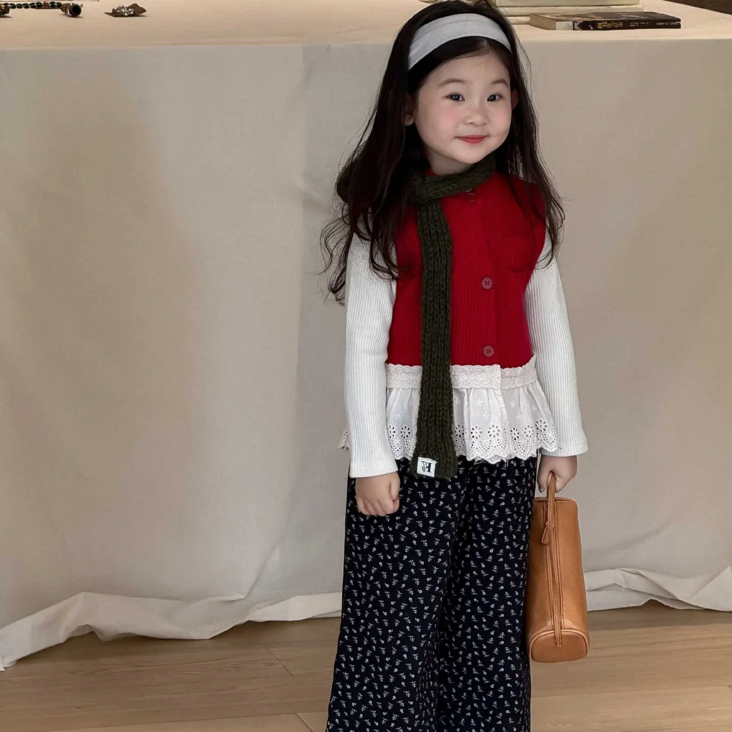 

2025 Autumn New Children's Clothing Korean Version of Children's Clothing Girls' Retro Lace Splicing Vest Knitted Vest
