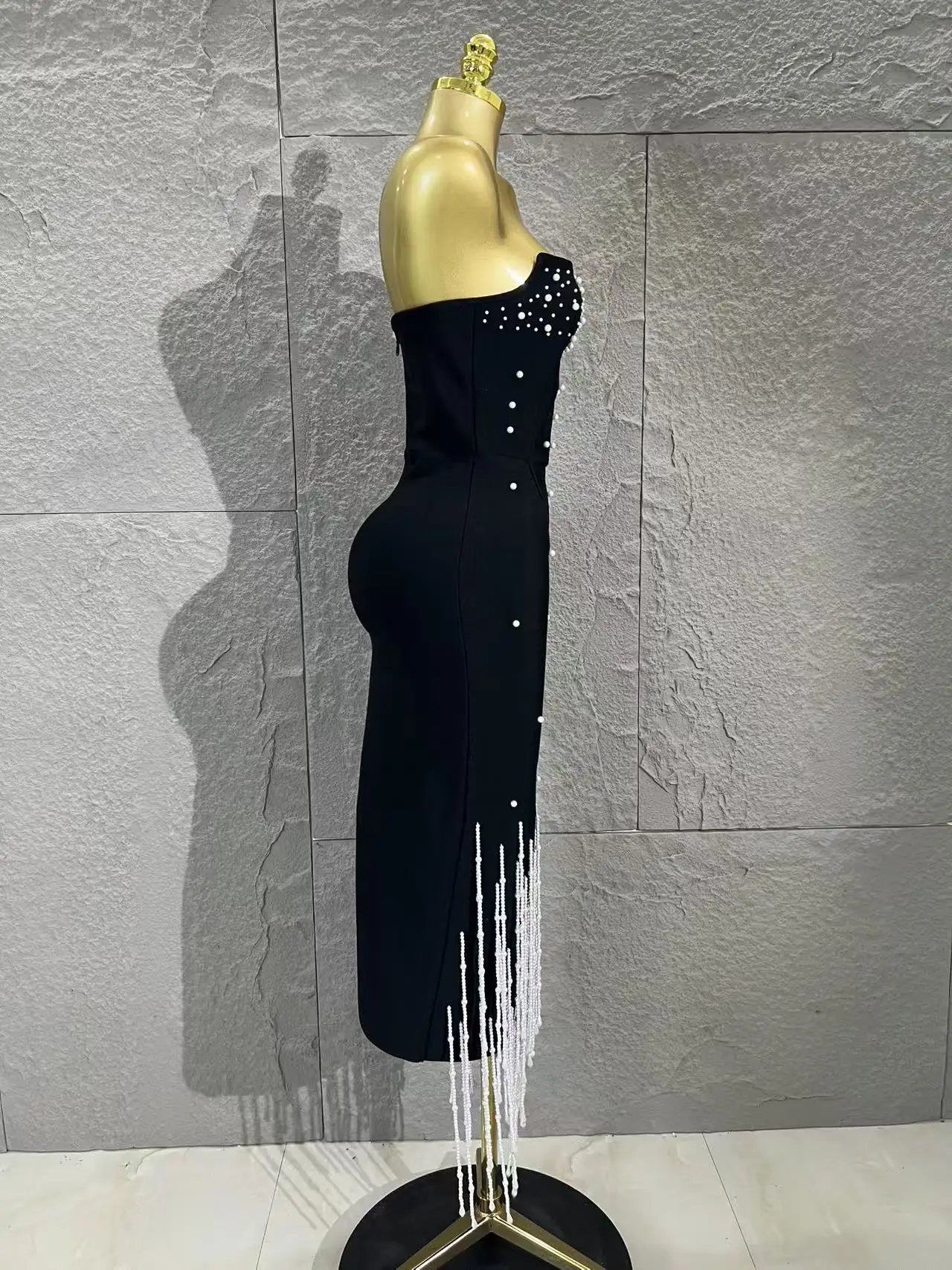 Luxuriöses Perlenbesetztes Schwarzes Trägerloses Kleid, Hochgeschnittenes Bodycon-Midikleid mit Langen Kristallquasten, für Partys, Hochzeitsgäste und Fotoshootings