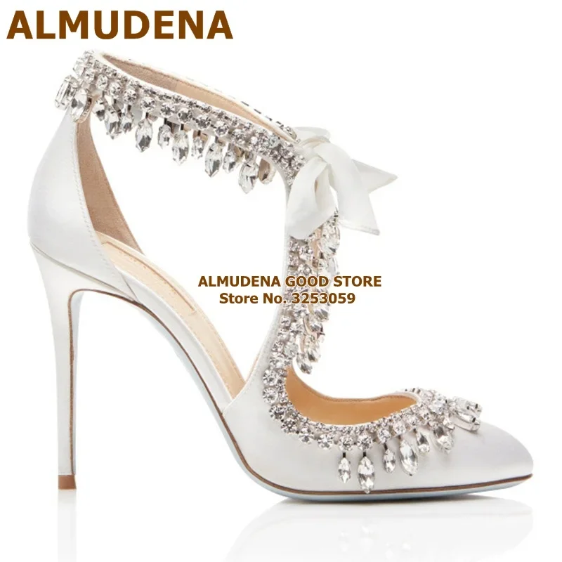 ALMUDENA Scarpe da sposa in cristallo bling bling Décolleté con tacco alto in tessuto di raso bianco Décolleté con frange e strass Scarpe con lacci glitterate