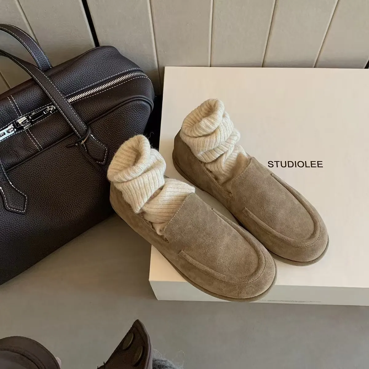 

The new Lefu shoes are made of soft leather and feature a fitted silhouette with a classic circular scalp leather lining, which